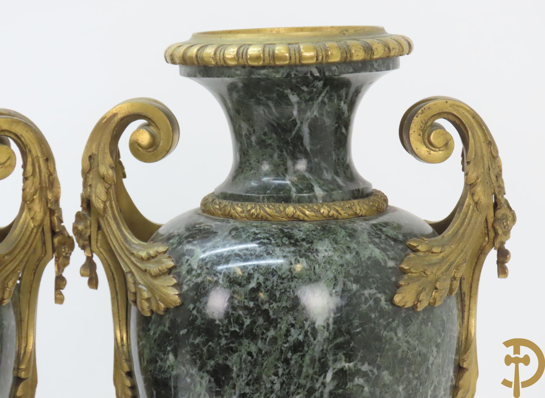 Paar marmeren cassolettes met los deksel, zijdelings bezet met accanthusranken en bloemen