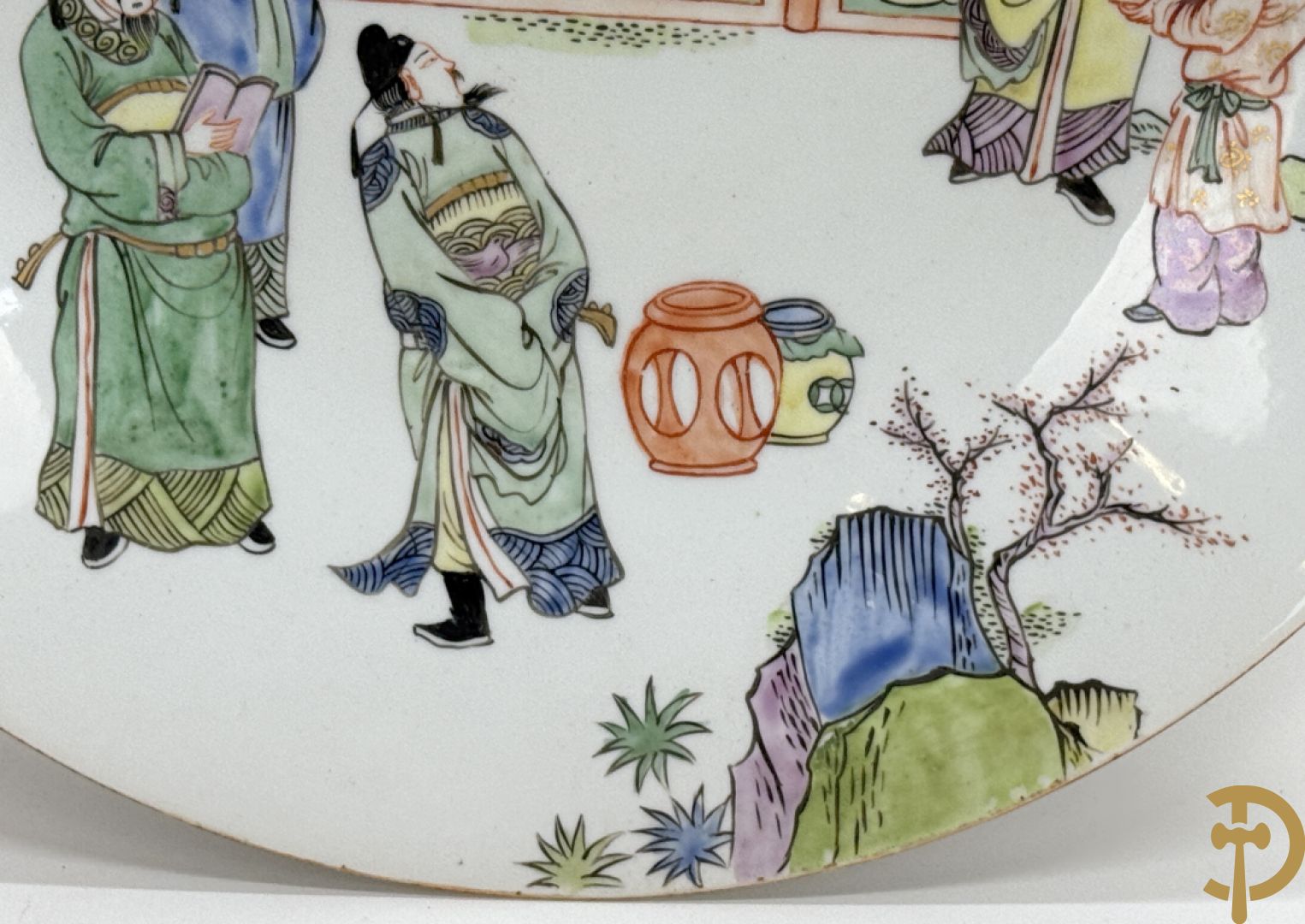 Porseleinen Chinese schotel met decor van wijsgeren in landschap