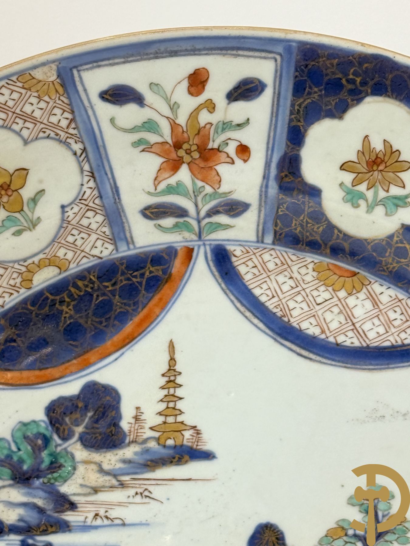 Chinees porseleinen Imari bord met landschapsdecor en bloemen