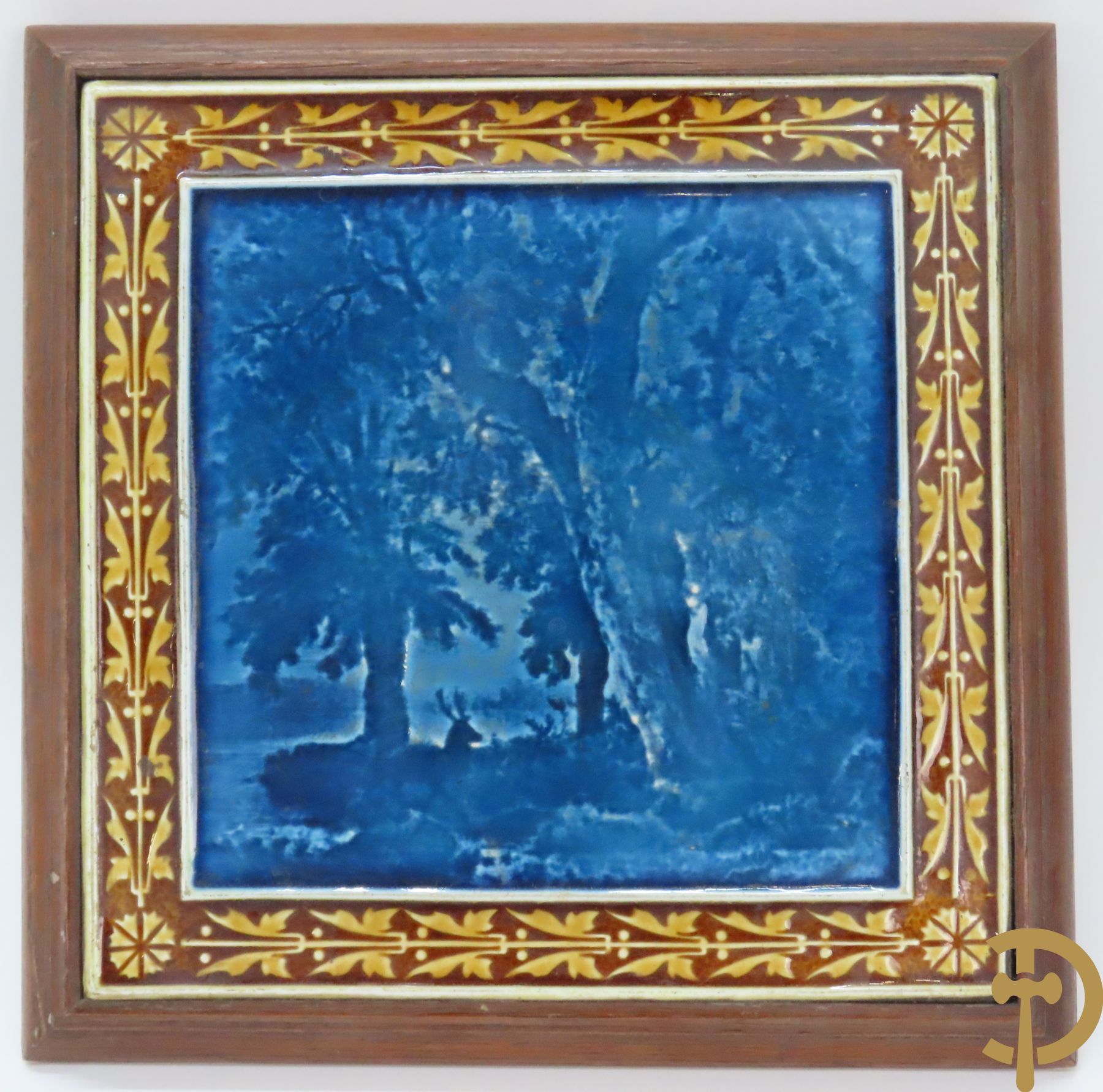 Kobaltblauwe cachepot met verguld decor van meanderende bloemen, BFK 471 gemerkt onderaan + tegeltableau met landschap in houten lijst, Villeroy & Boch Mettlach