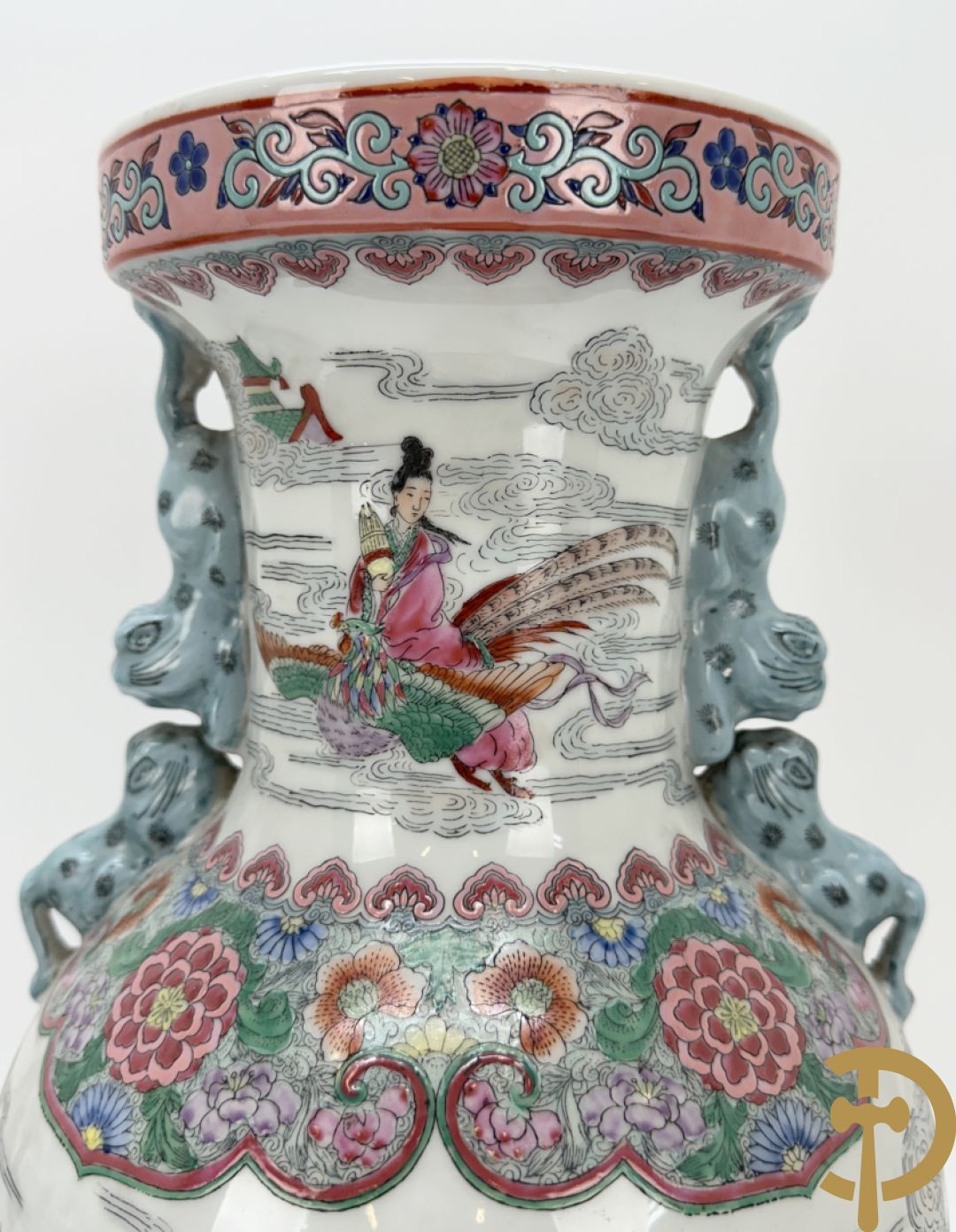 Paar Chinese porseleinen vazen met geanimeerd tafereel