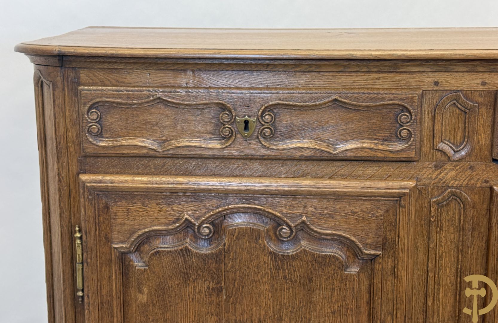 Eiken dressoir met 4 deuren, 4 lades en afgestoken Louis XV panelen