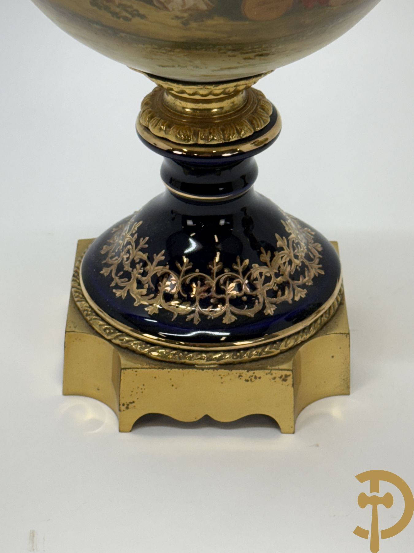 Paar Sèvres stijl vazen met bedrukt geanimeerd decor, naar Boucher