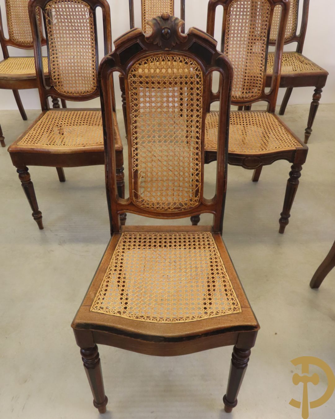 Negen Louis Philippe stoelen met gecanneerde zitting
