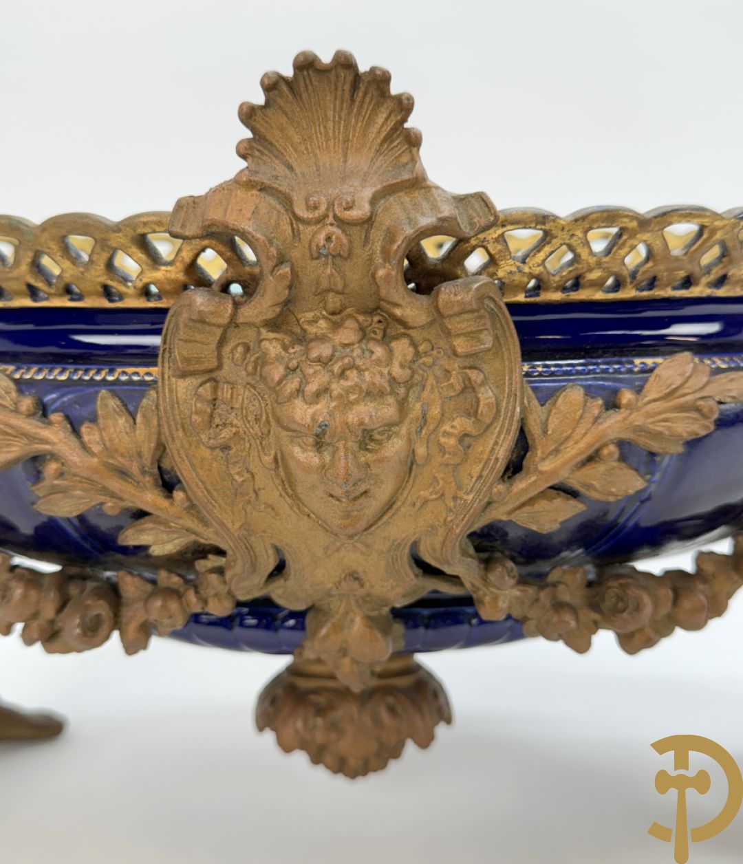 Blauwe coupe gehouden door paar zamak cupido