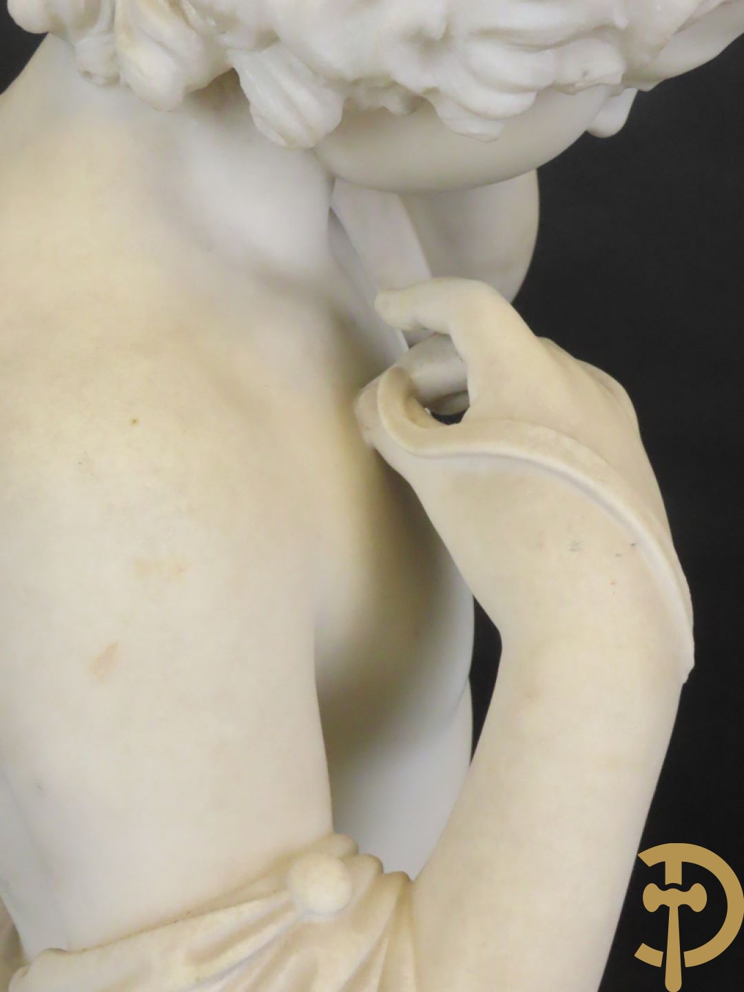 Onleesbaar getekend links achter 