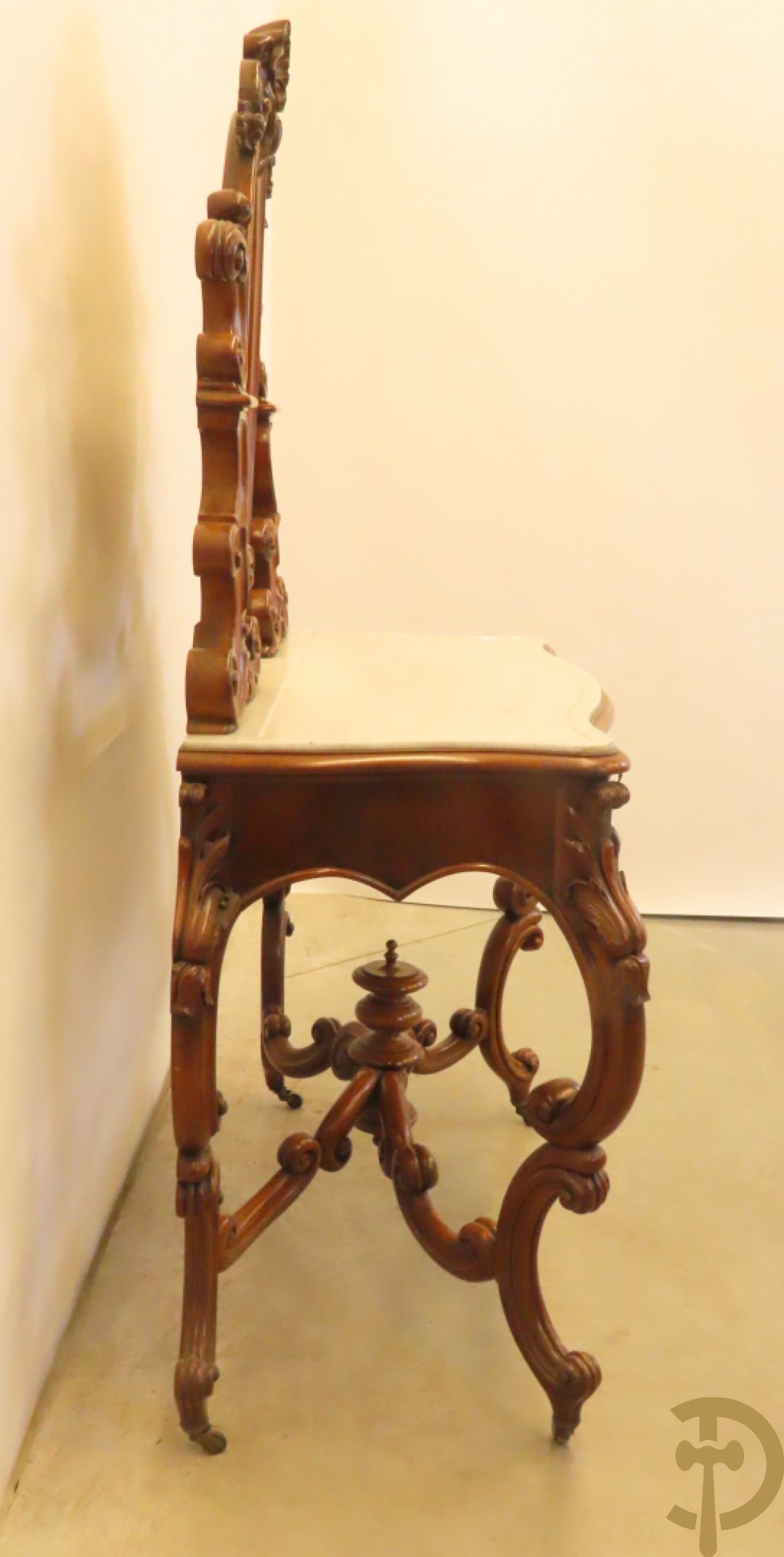 Opschiktafel Louis Philippe met accanthusranken, ovale spiegel en marmeren blad op voluutvormige poten