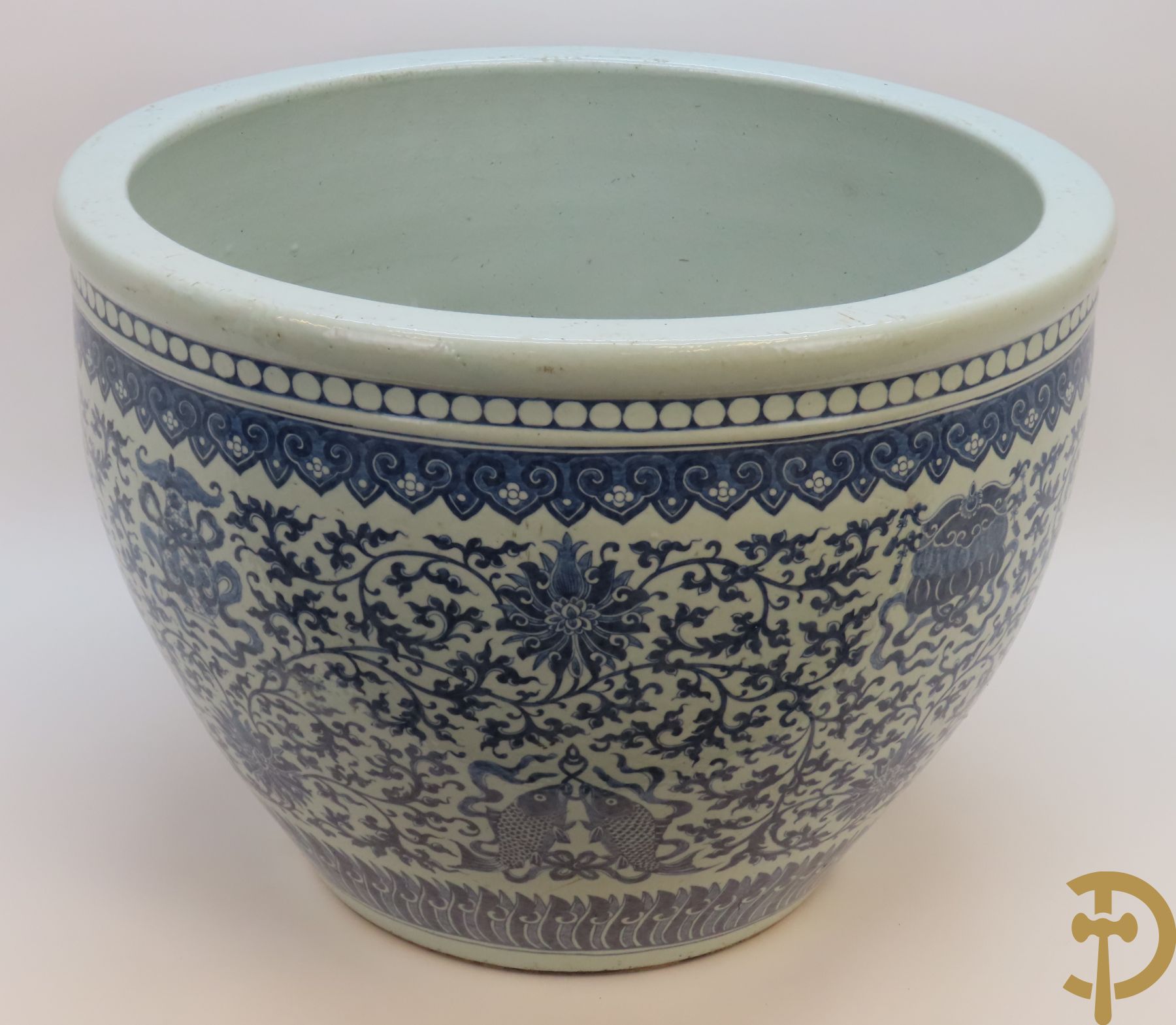 Chinese porseleinen blauw - witte viskom of grote cachepot met lotusslingers, Qian Long 19e