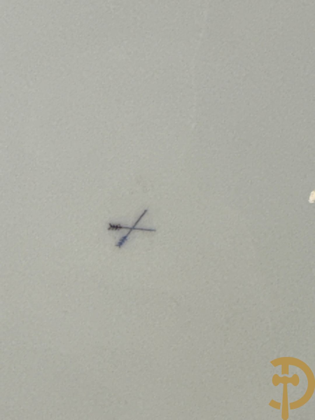 Paar porseleinen borden met ruitertafereel met vergulde omranding, getekend Rivière en Bourdier P., achteraan gemerkt met gekruiste pijlen