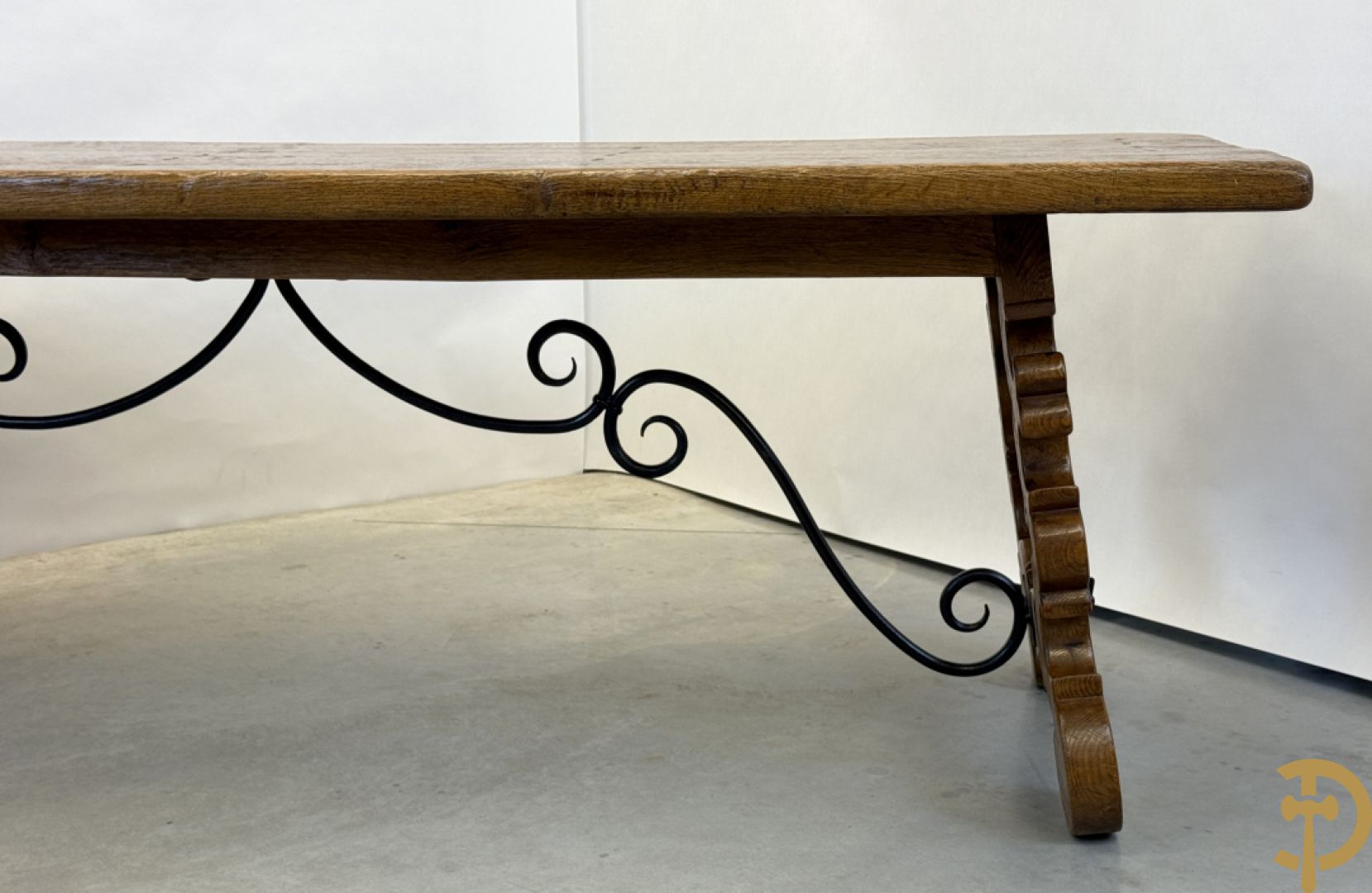 Massief eiken tafel met wangen en smeedijzer verbonden + 6 hoogleunige stoelen + 2 armzetels