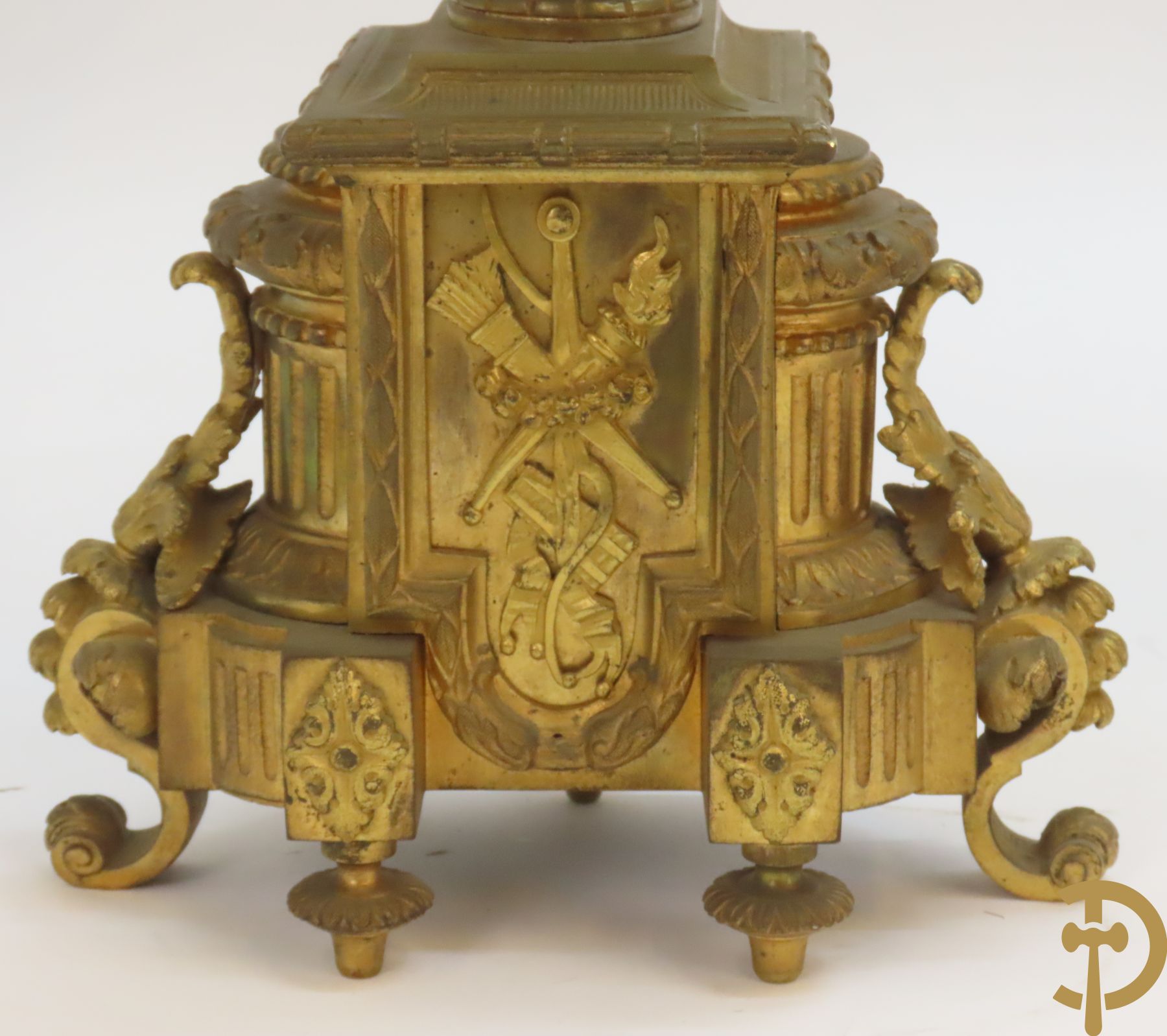 Paar bronzen kandelaars bovenaan bekroond met amfoor en pijlenkoker