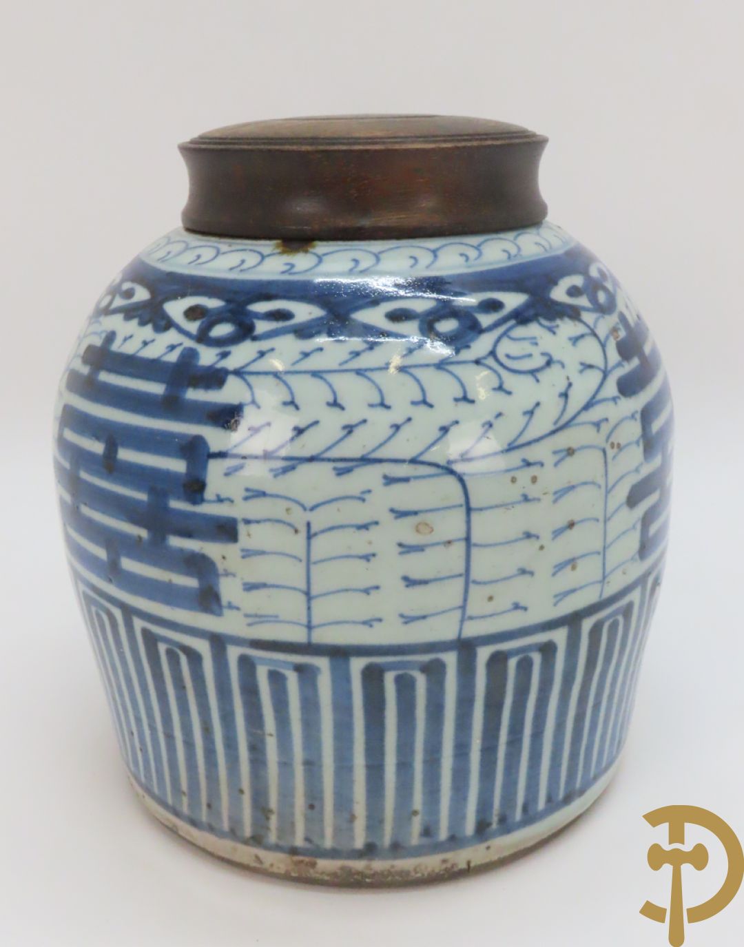 Porseleinen Chinese vaas met bloemendecor + potiche met bloemendecor + tabakspot