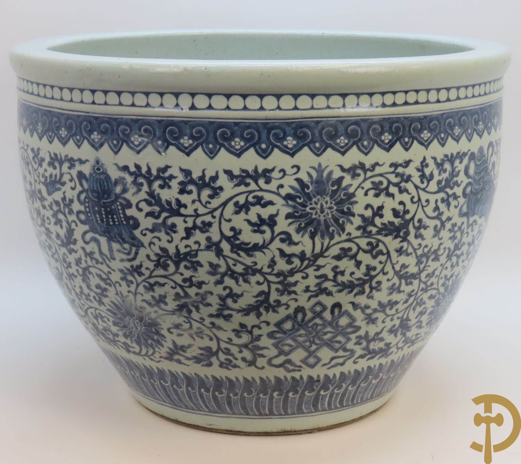 Chinese porseleinen blauw - witte viskom of grote cachepot met lotusslingers, Qian Long 19e