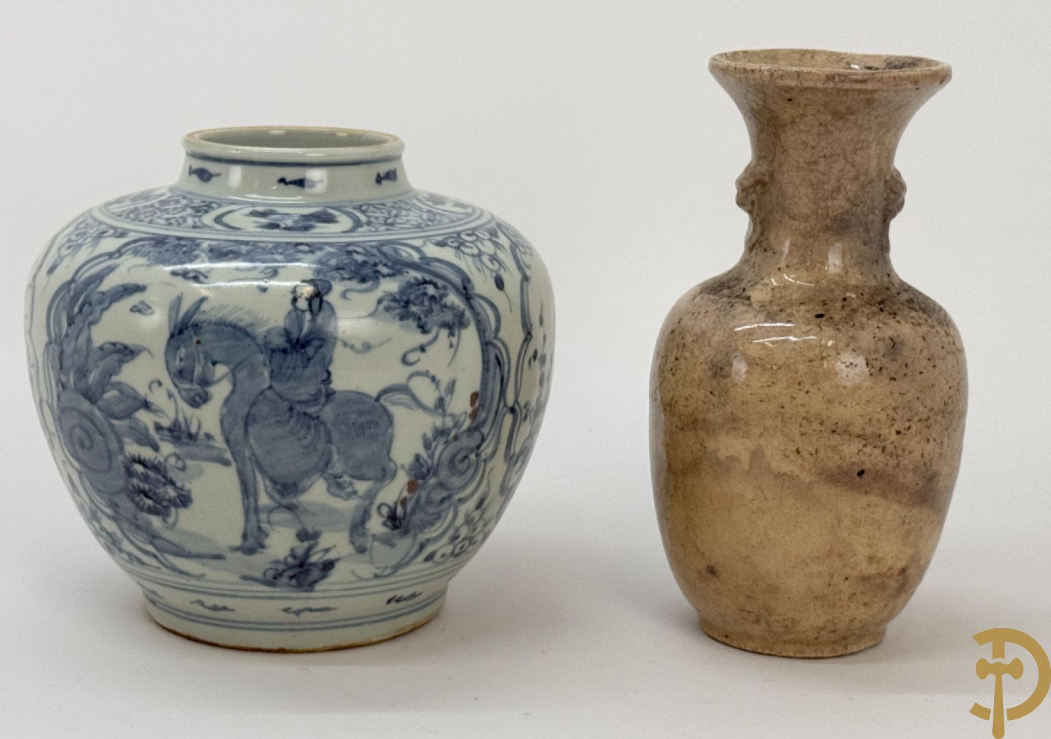 Porseleinen Chinese bolvormige vaas met geanimeerde taferelen + Chinees aardewerken vaasje