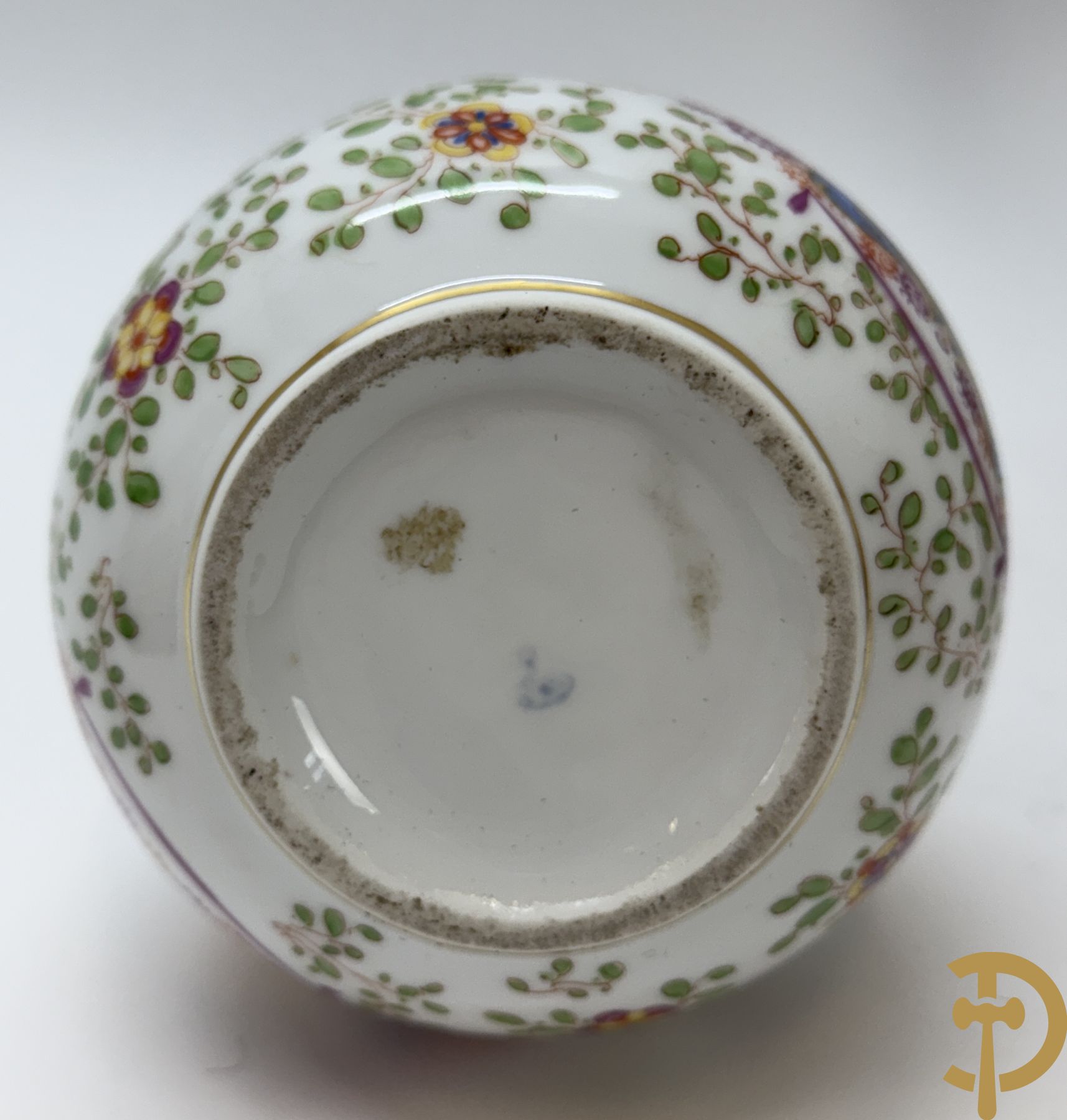 Paar kalebasvormige porseleienen vazen met antieke havenzichten + porseleinen vaasje met havenscènes, onderaan gemerkt