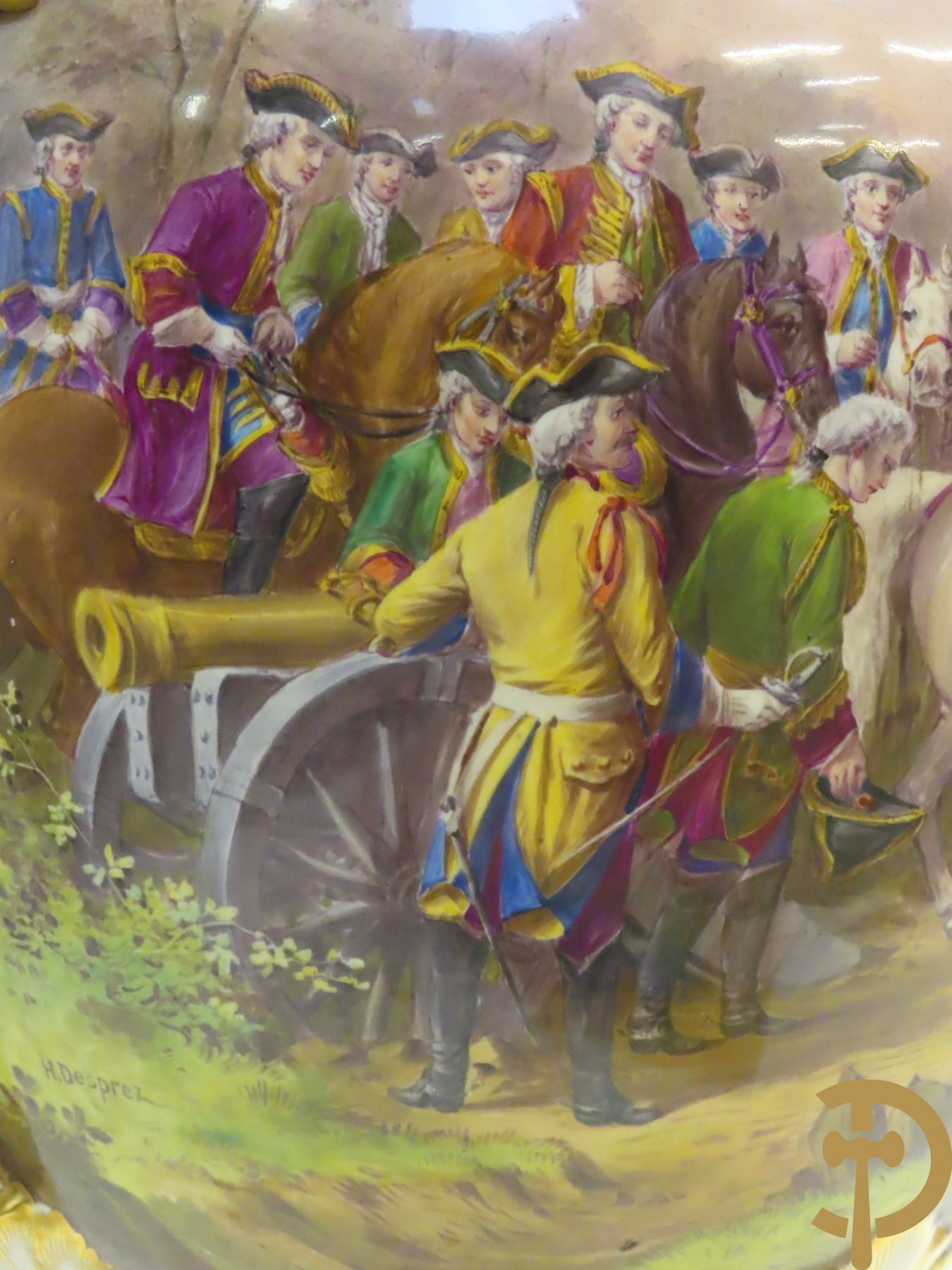 Grote porseleinen Sèvres vaas met dubbel decor van cavalerie, slagveldtaferelen en zicht op kasteel, DESPREZ H. getekend in het decor - bovenaan met verguld decor en zijdelings met bronzen oren en accanthusranken - deksel met Sèvres merkteken - op vierkante bronzen sokkel met klauwepoten