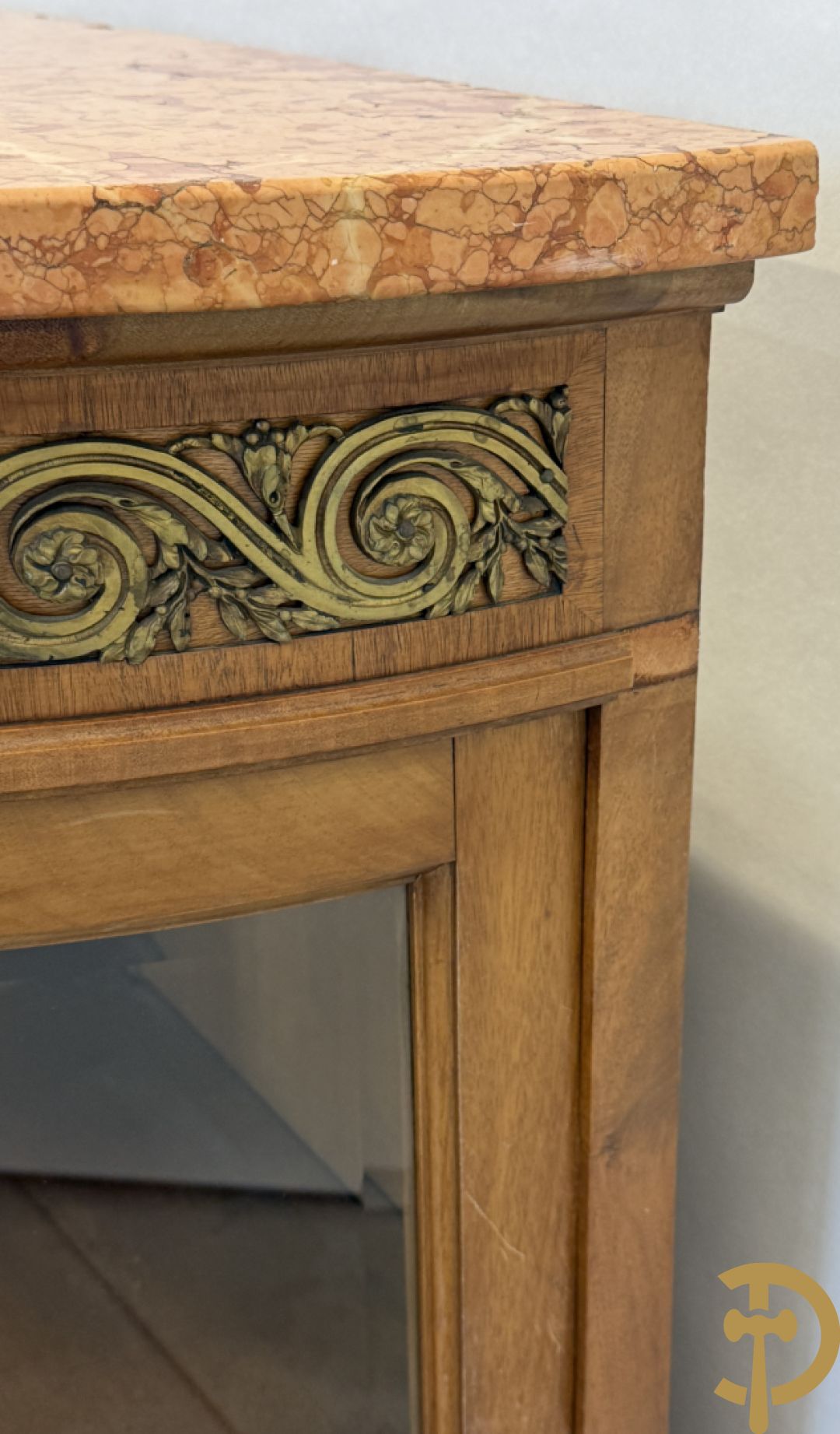 Art deco Decoene vierdeursdressoir in notelaar fineer met gebogen beglaasde deuren opzij en bezet met bronzen ornamenten - bovenaan met marmeren blad