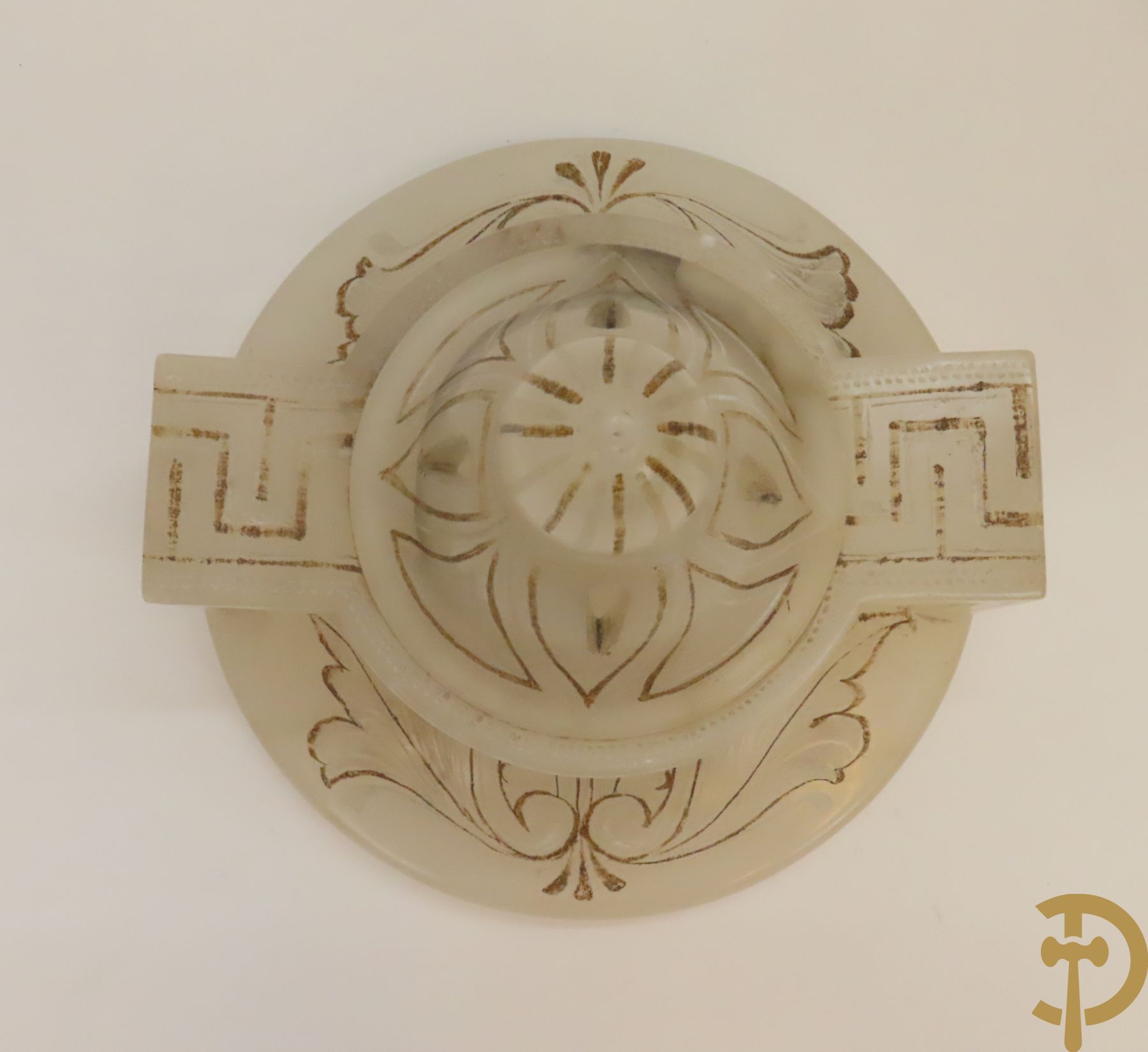 Paar handgesculpteerde onix marmeren Italiaanse potiches met accanthusraken en meanderend decor