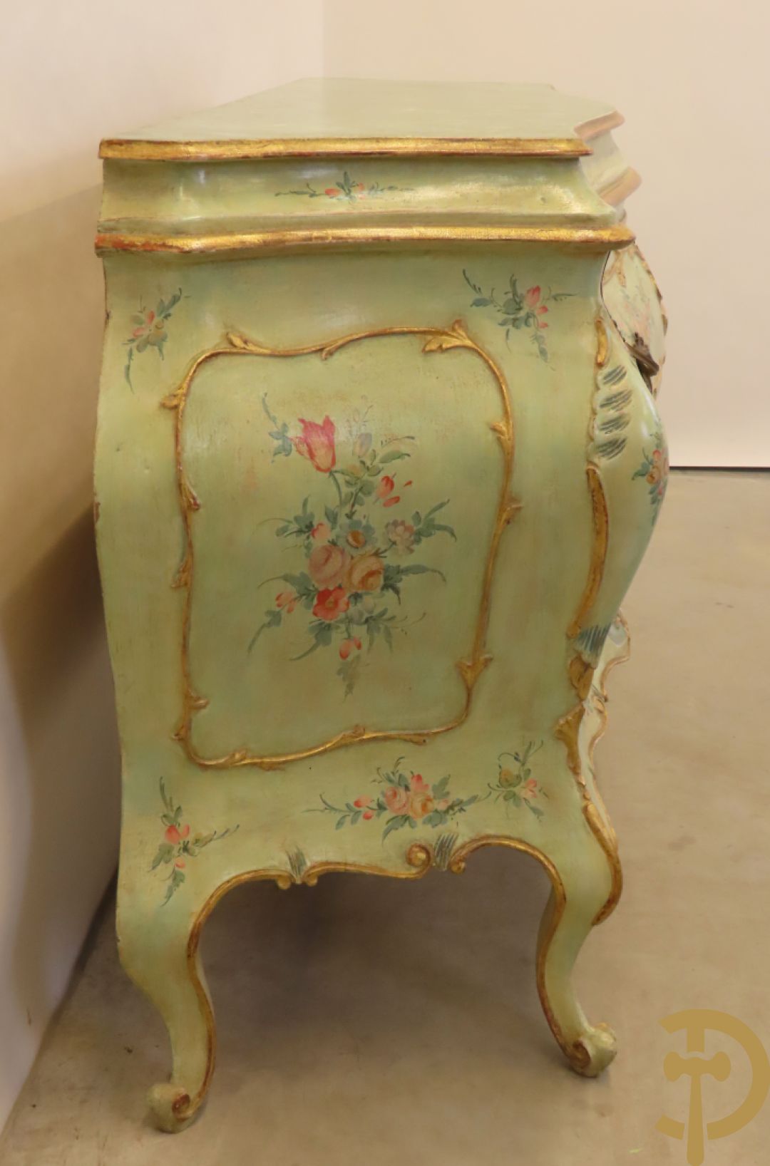 Gegalbeerde tweeladencommode op voluutvormige poten met verguld en beschilderd bloemendecor