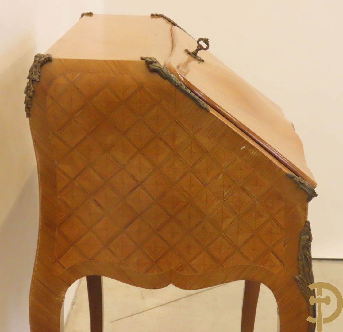 Notelaren damesklapsecretaire met parkettage en zonnestraalfineer, bezet met bronsbeslag - op voluutvormige poten