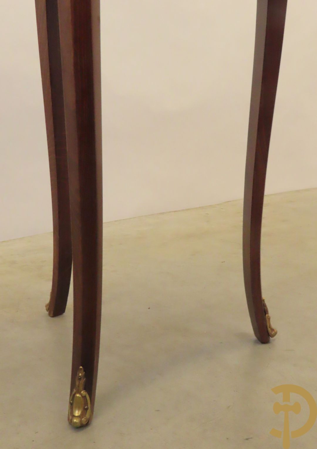 Vergulde notelaren bijzettafel bezet met bronsbeslag en marmeren blad op drie poten