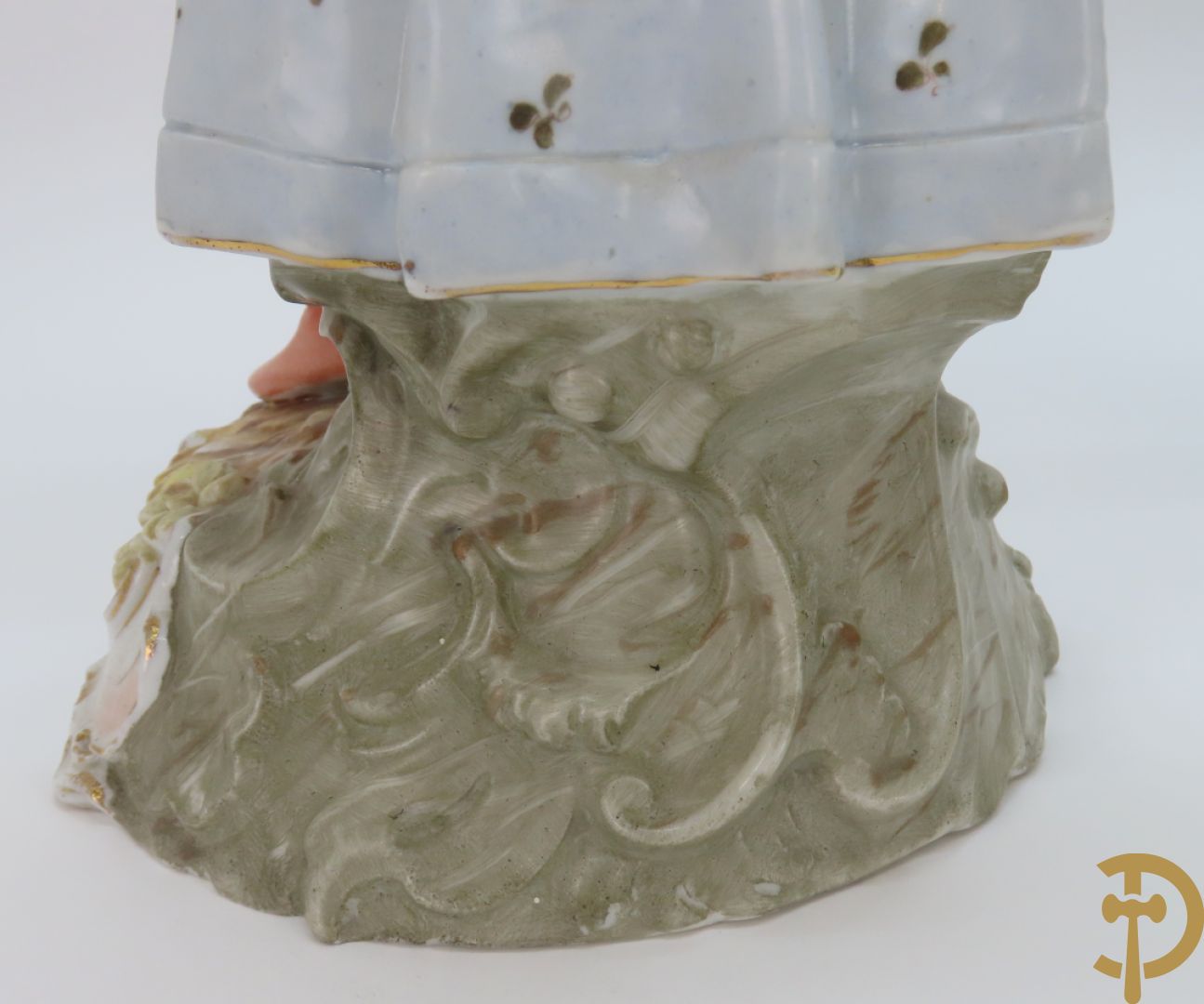 Paar meerkleurige porseleinen beelden van romantisch koppel , onderaan gemerkt