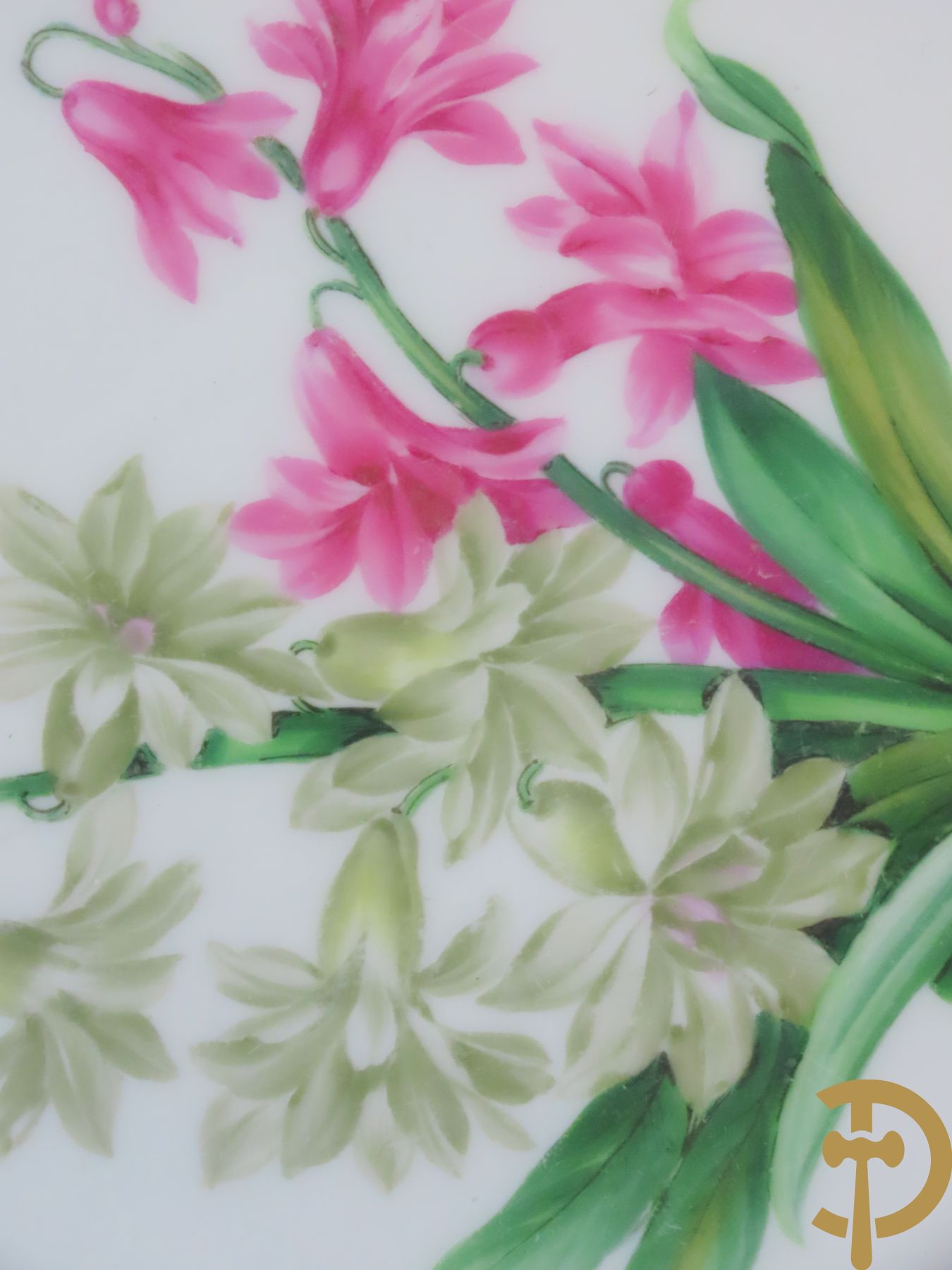 Zes porseleinen borden onder gemerkt met zwaarden / Meissen : 1 bord met stadstafereel, 1 verlucht bord met drakendecor, 1 bord met vogeldecor, 1 met bloemen en 2 met bloemendecor omgeven door vergulde rand