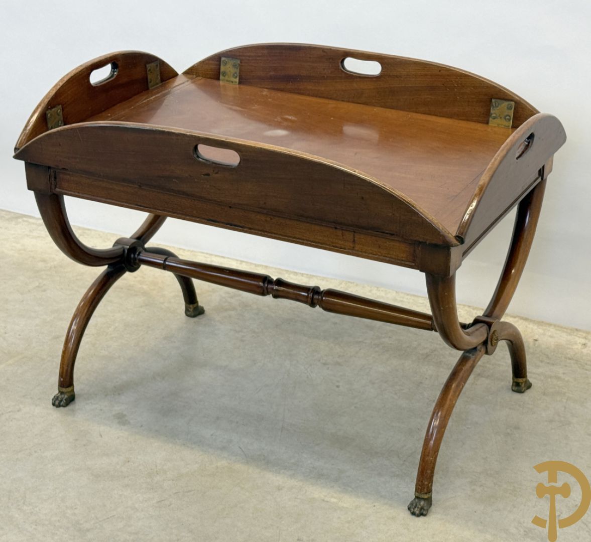 Engelse notelaren servingtable op vast onderstel