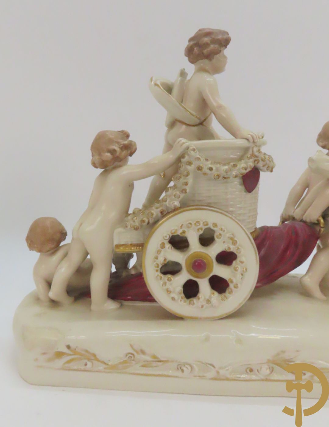 Koets in Royal Dux getrokken door cupido