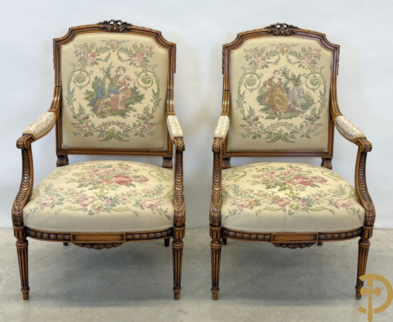 Vijfdelig notelaren Louis XVI salonensemble bestaande uit canapé, 2 armzetels en 2 stoelen