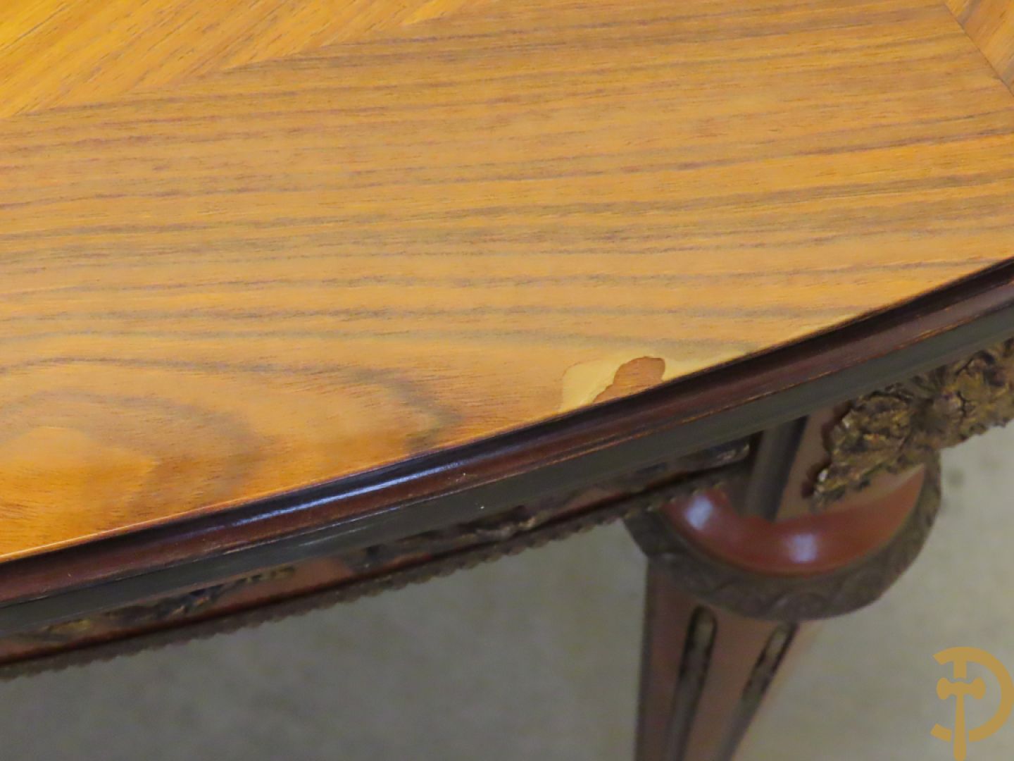 Notelaren eetkamer Louis XVI stijl bestaande uit vijfdeursdressoir met bloemenmarquetterie, bronsbeslag en wit marmeren blad, ovale uittrekbare tafel, 6 stoelen met leder bekleed en gegalbeerde vitrine met geslepen ruitjes