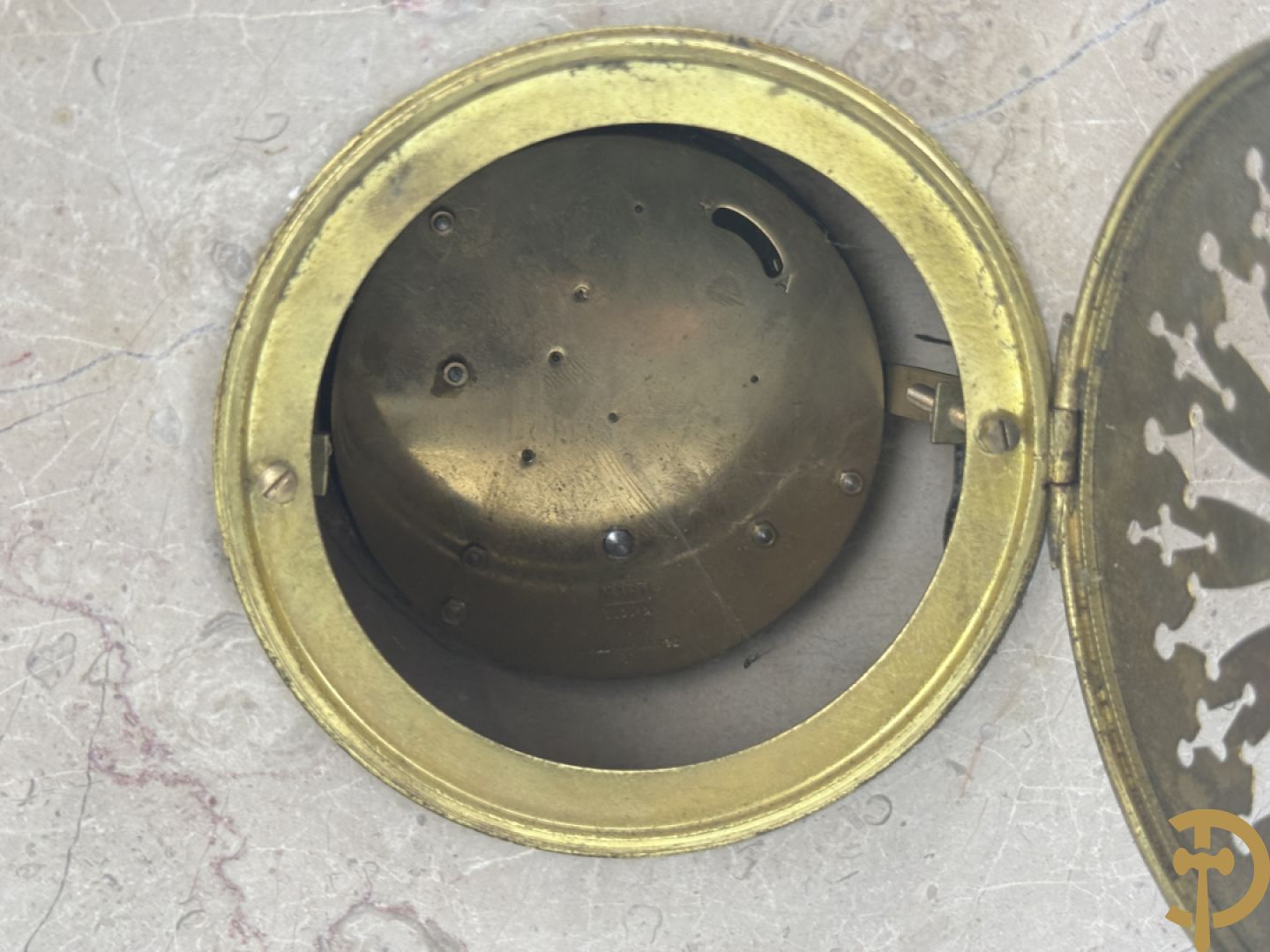 Driedelige marmeren Art deco garnituur, bovenaan bekroond met meisje met bal in zamak - geflankeerd door paar marmeren zijstukken