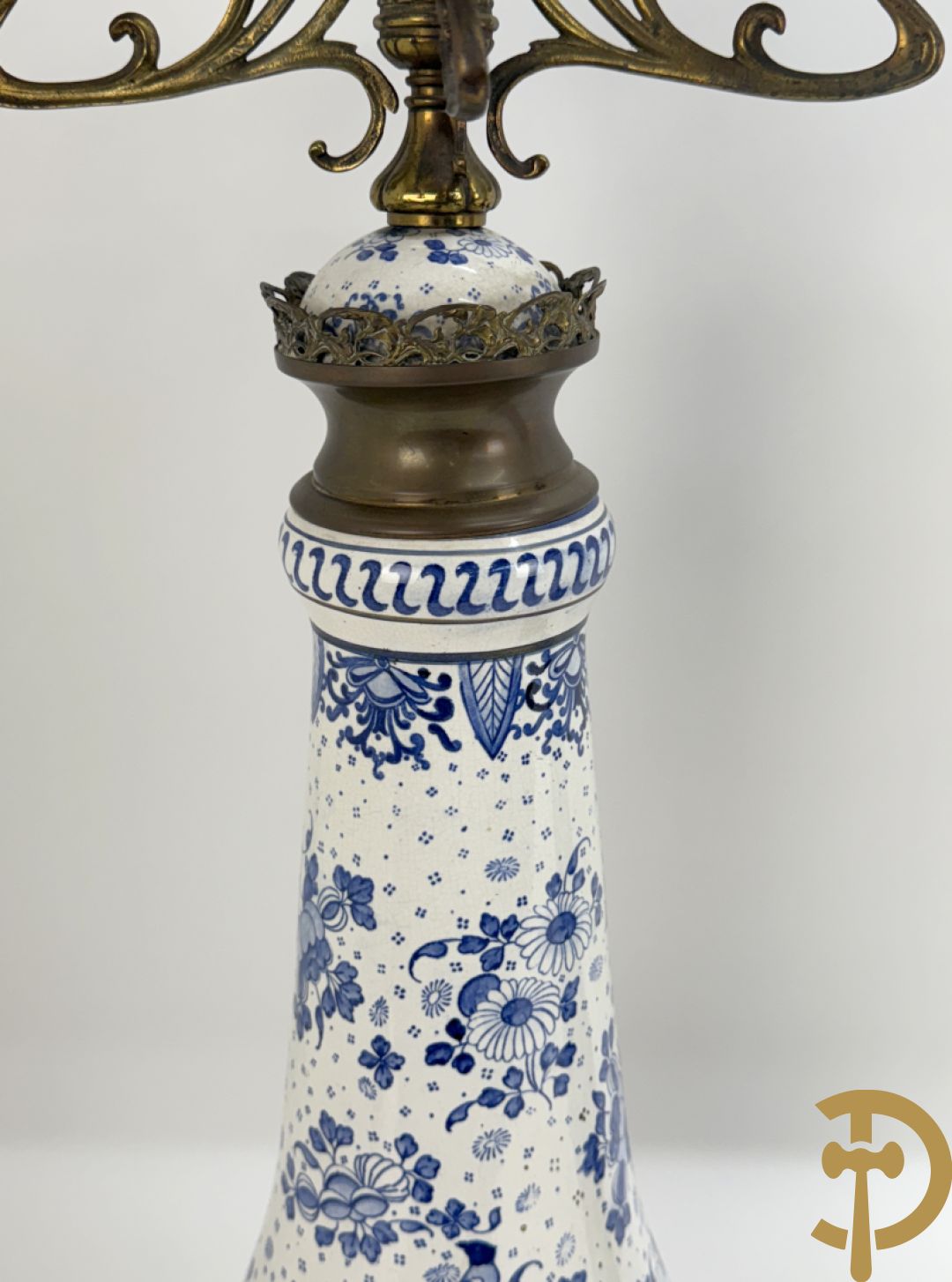 Driedelige garnituur met faience in Delftse stijl en bezet met koperen Jugendstil kandelaars, rond 1900