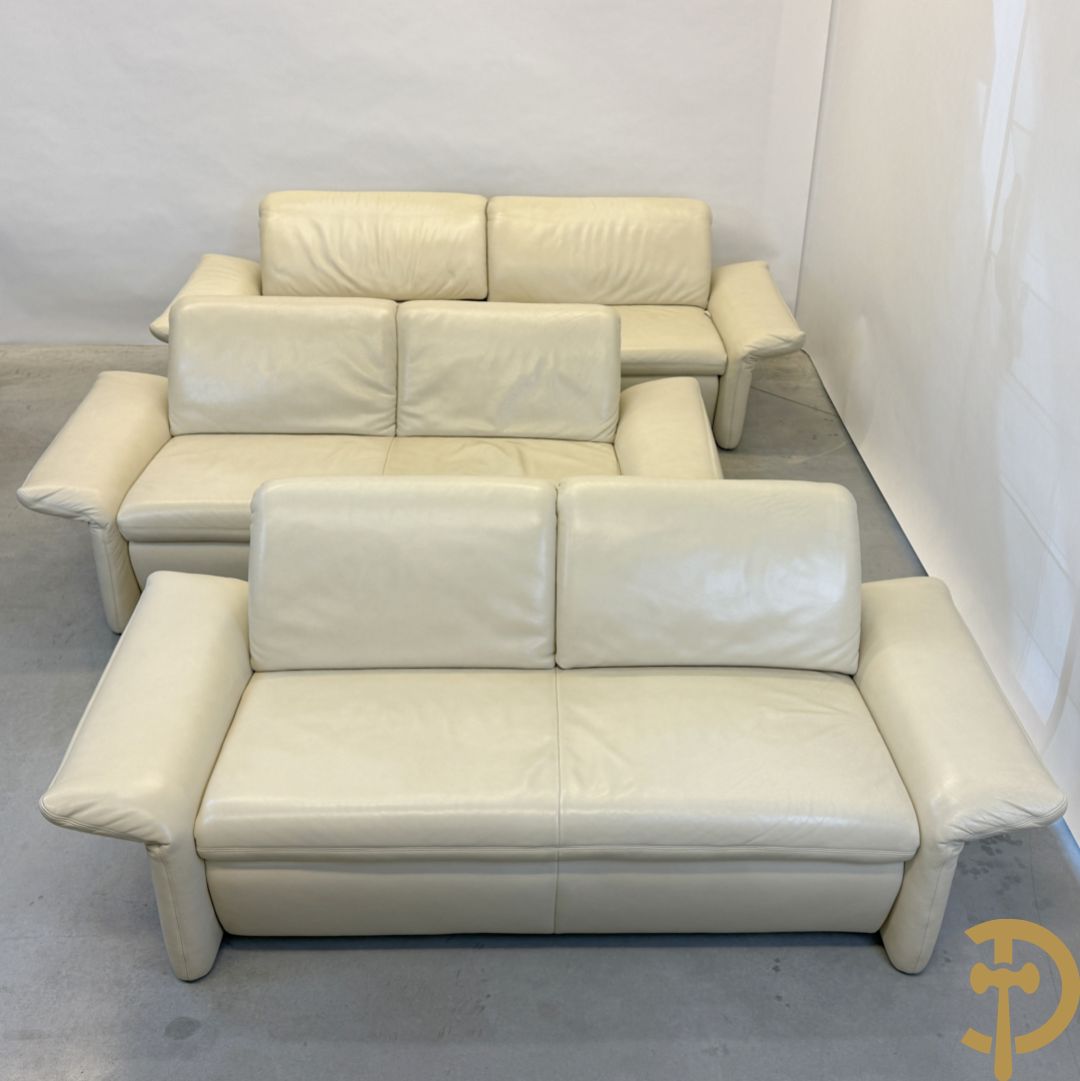 Salonensemble Koinor bestaande uit 3 elementen waarvan groot element met uittrekbaar voeteinde en twee tweezits