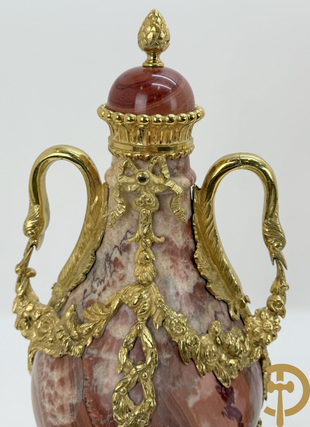 Paar marmeren cassolettes met zwanehalzen en guirlandes