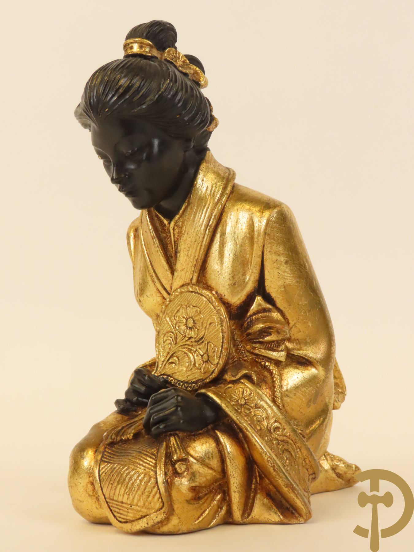 Aziatica bestaande uit bronzen zittende boedisatsvat onder boom, 2 bronzen olifanten met Indische figuren, bronzen zittende boedha, 4 Aziatische houtsculpturen van wijsgeren, Japanse dame in Satsumat en gipsen geknielde geisha