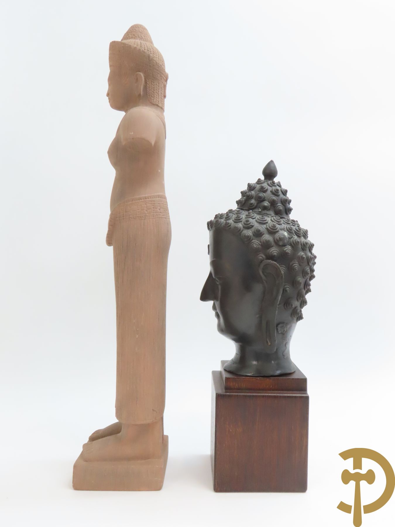 Bronzen boedhahoofd op sokkel + bronzen boedhistische figuur met snaarinstrument + stenen Khmer van boedhistisch figuur + stenen Kmer kopje