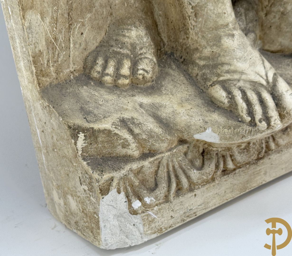 Gipsen basrelief met een zingend jongerenkoor