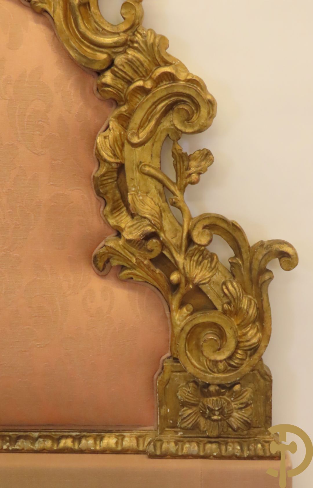 Verguld hoofdeinde van een bed met houten gesculpteerde accanthus- en bloemenranken