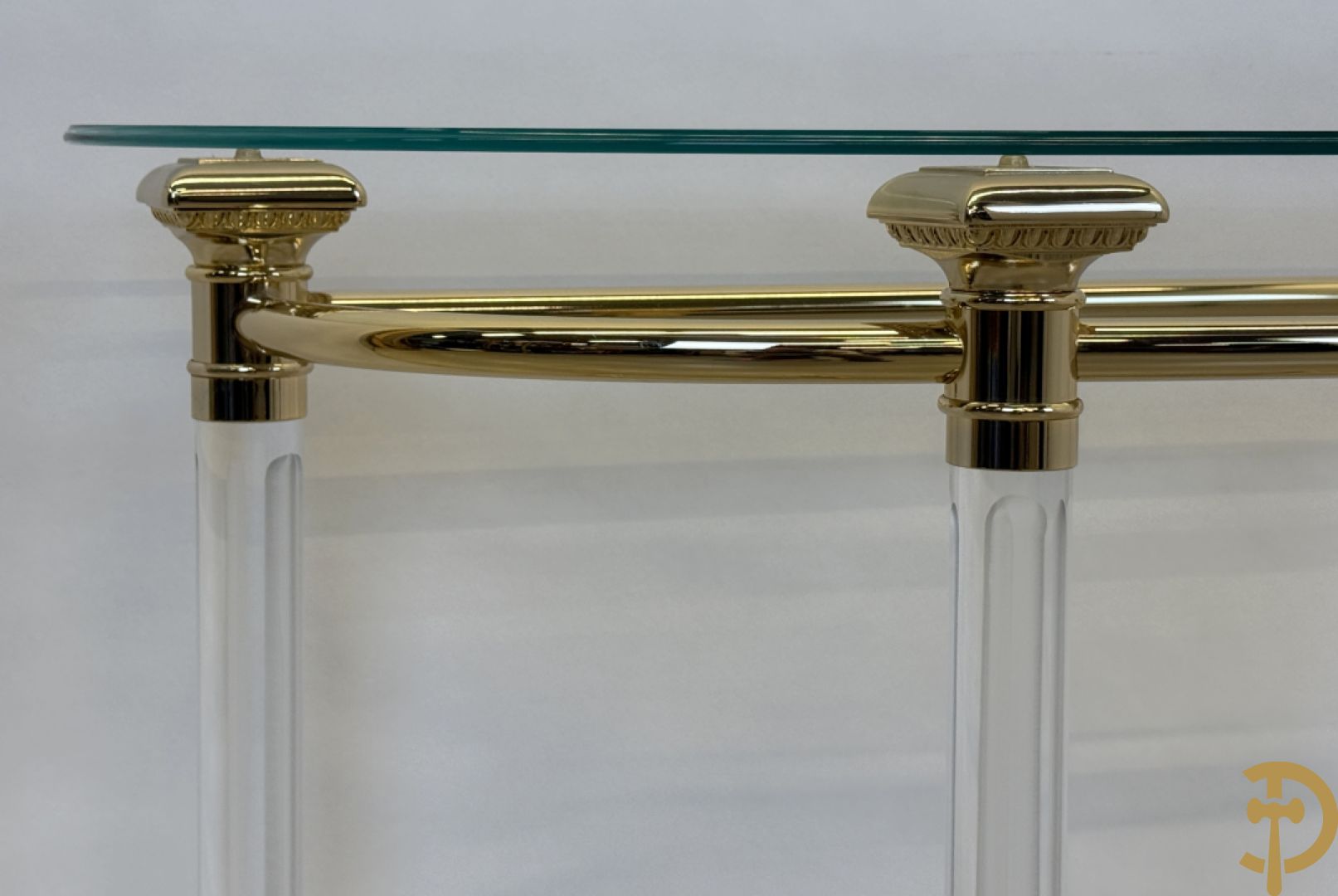 Moderne console met koperen frame op 4 helder plexi poten