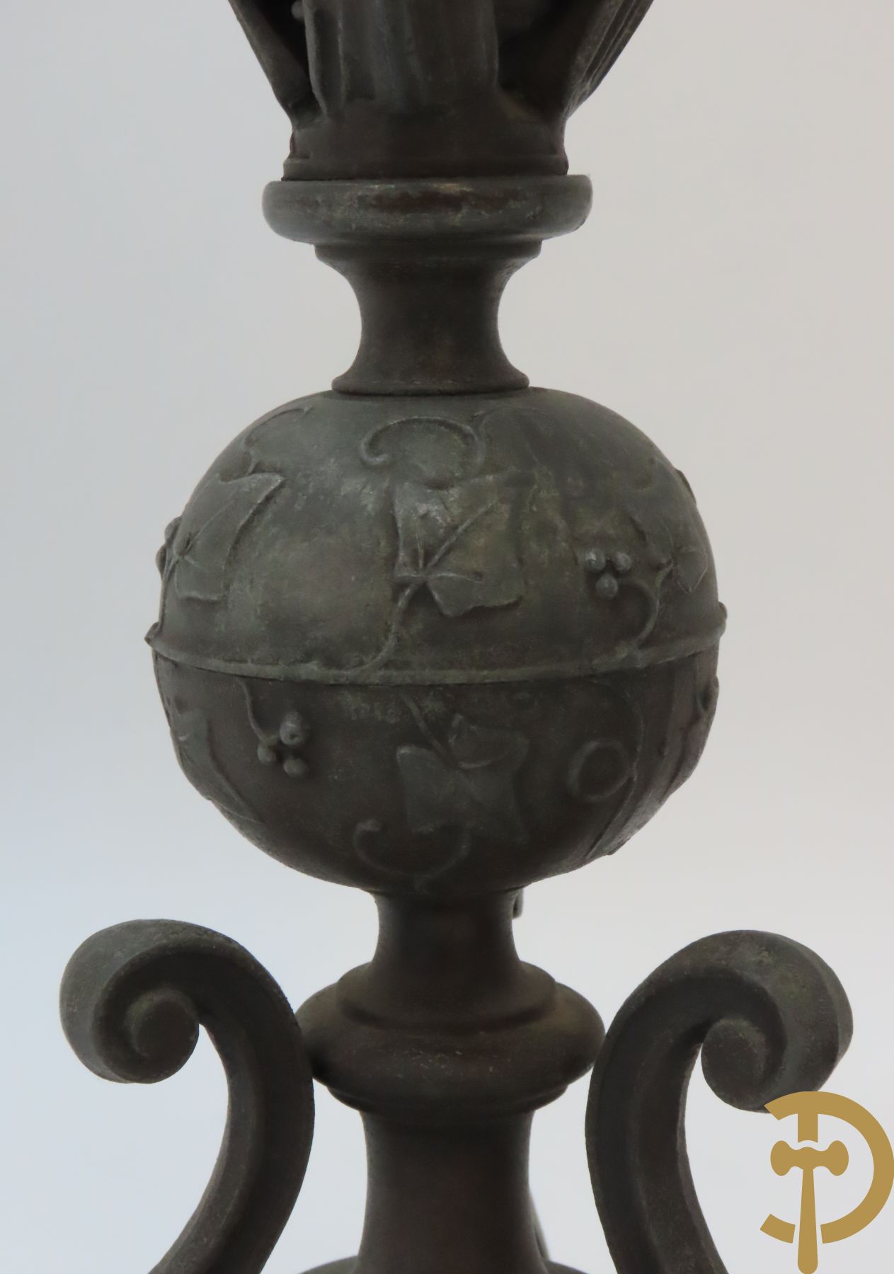 Paar kunstbronzen pique fleurs met kristallen geslepen fluiten