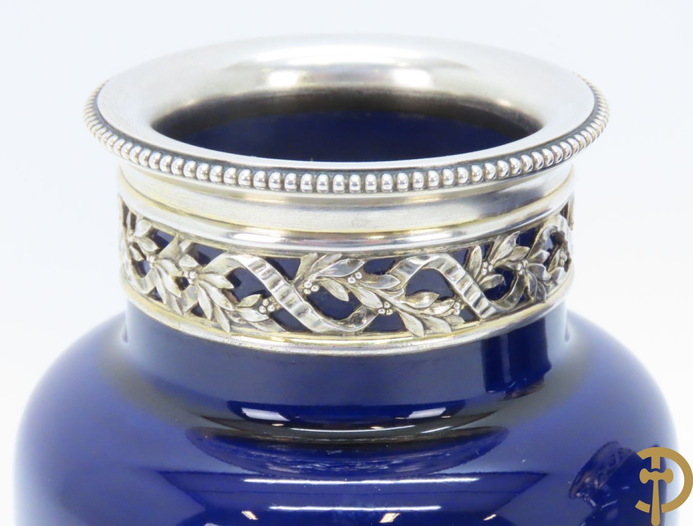 Paar Franse blauwe porseleinen vaasjes met massief zilveren hals en voet, Risler & Carre Paris gemerkt en gesigneerd R & C in ruitvorm