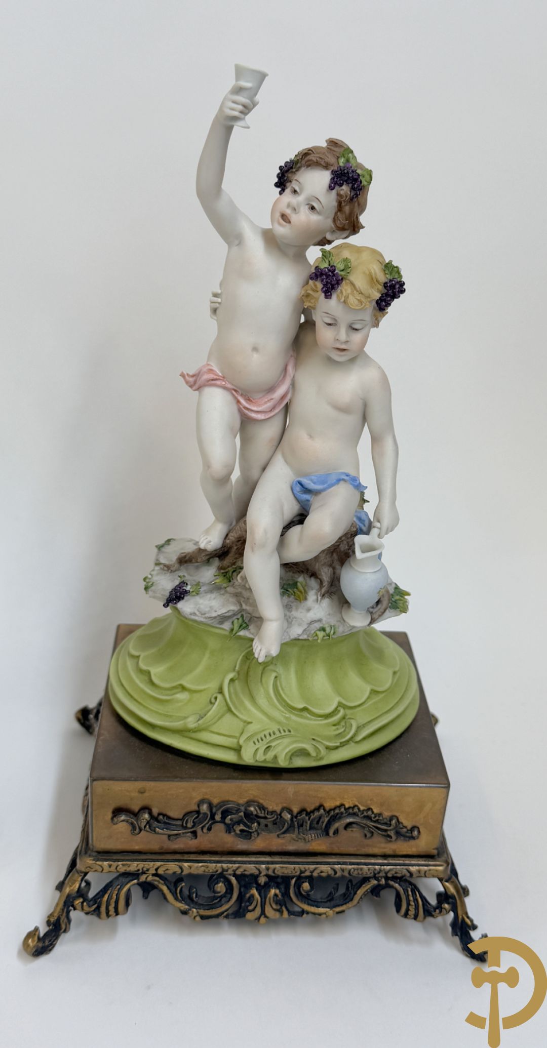 Vier Spaanse gekleurde biscuits met kinderen, Zaphir gemerkt + Italiaanse biscuits met cupido