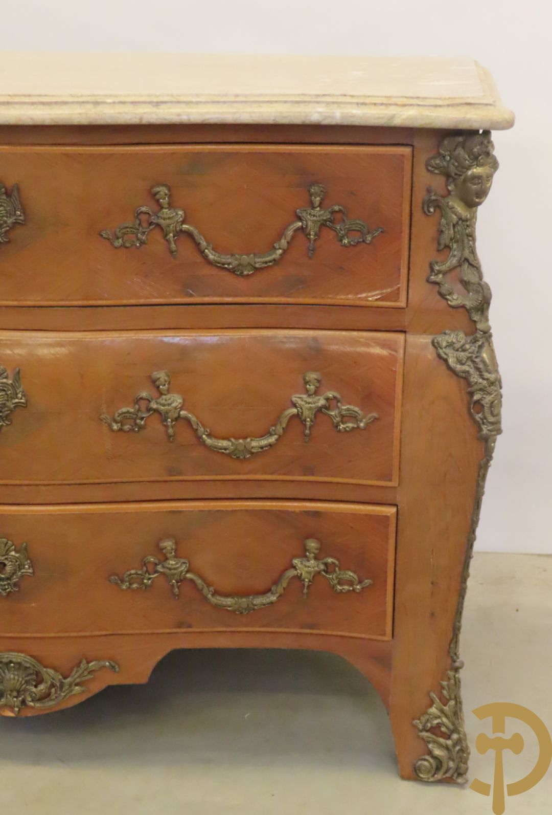 Notelaren gebombeerde drieladencommode met bronsbeslag en mazarinkoppen opzij - bovenaan met marmeren blad