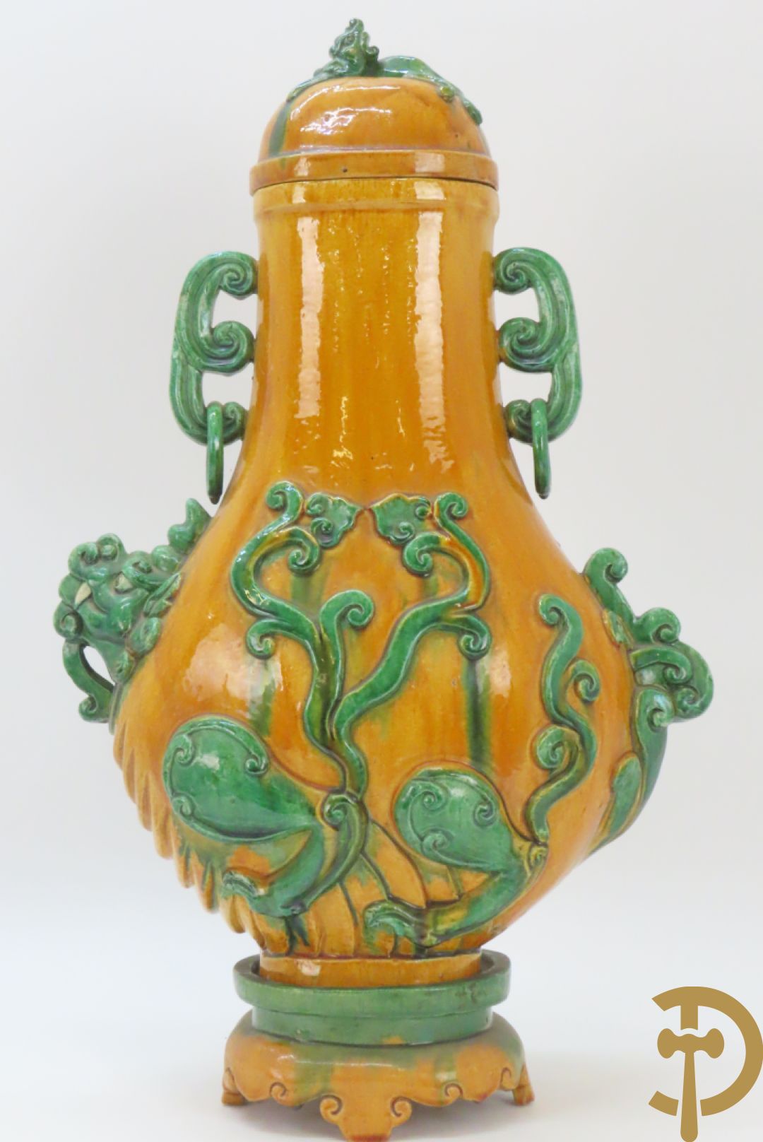 Geglazuurde Chinese aardewerken dekselvaas met fo honden en plantenmotieven