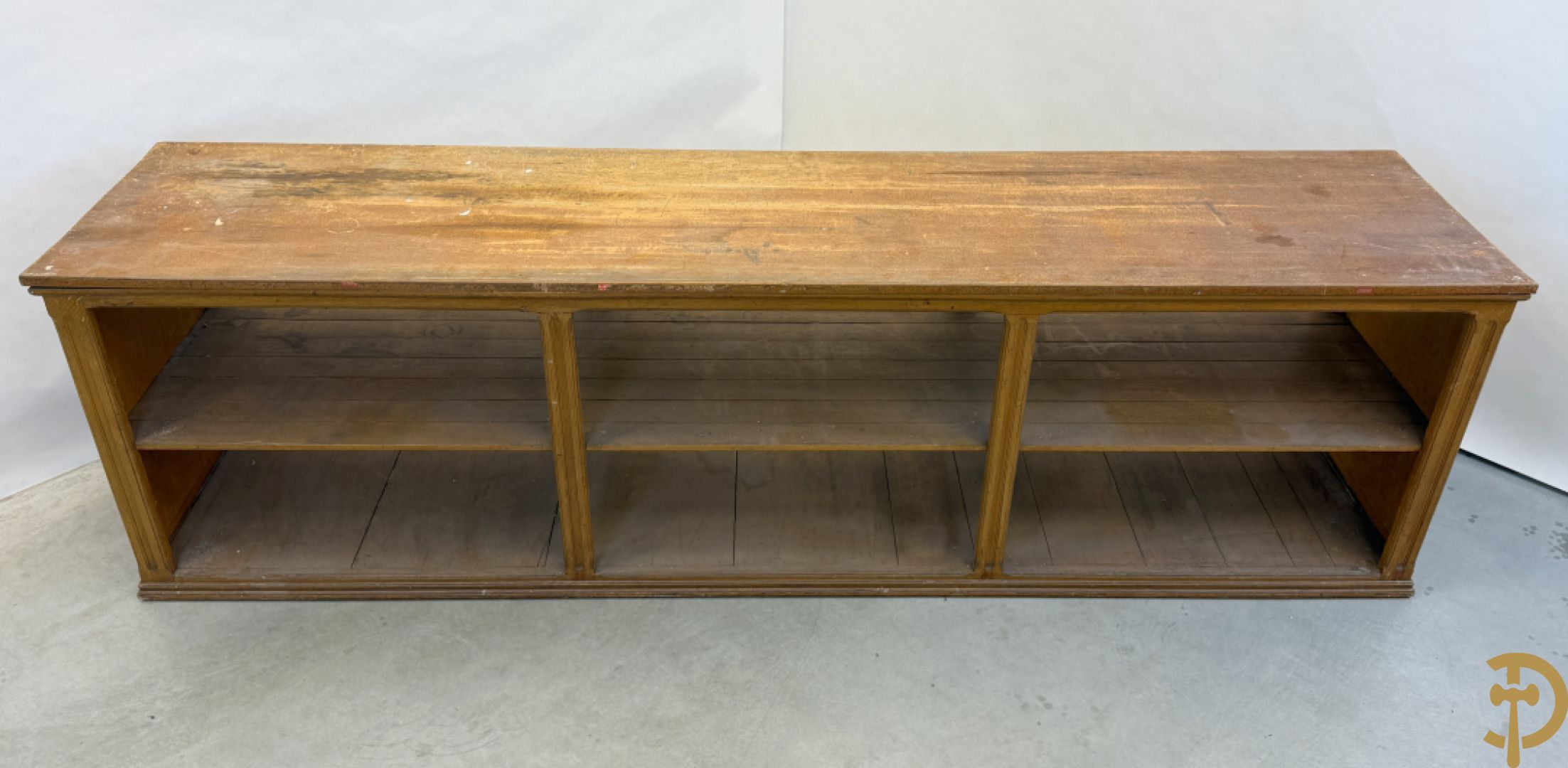 Pine winkeltoog met étagère in faux bois beschilderd