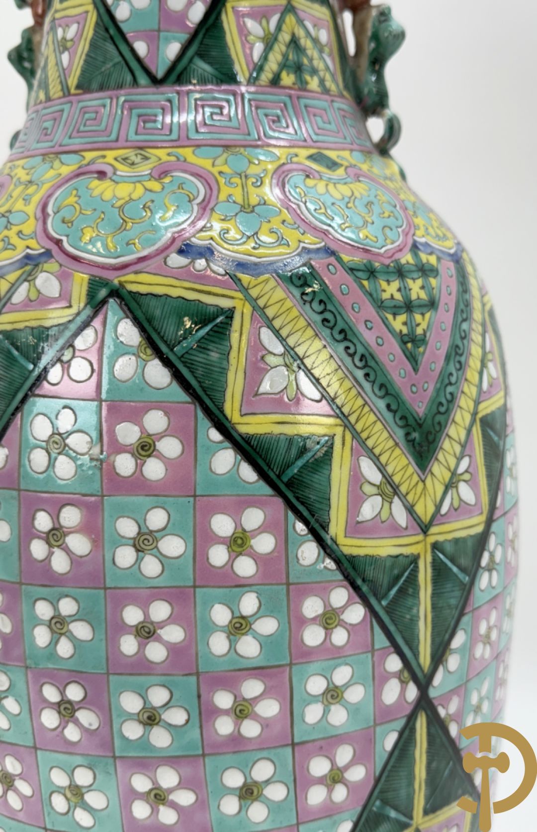 Chinese porseleinen vaas met ruitvormen en geometrische patronen, bovenaan met fo honden bezet