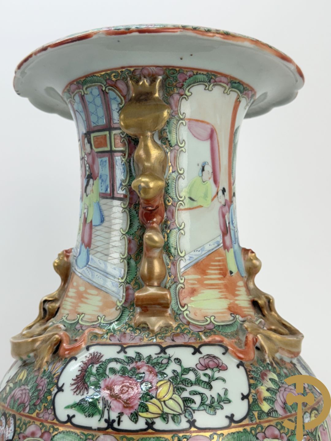 Chinese porseleinen Kanton vaas met geanimeerde taferelen