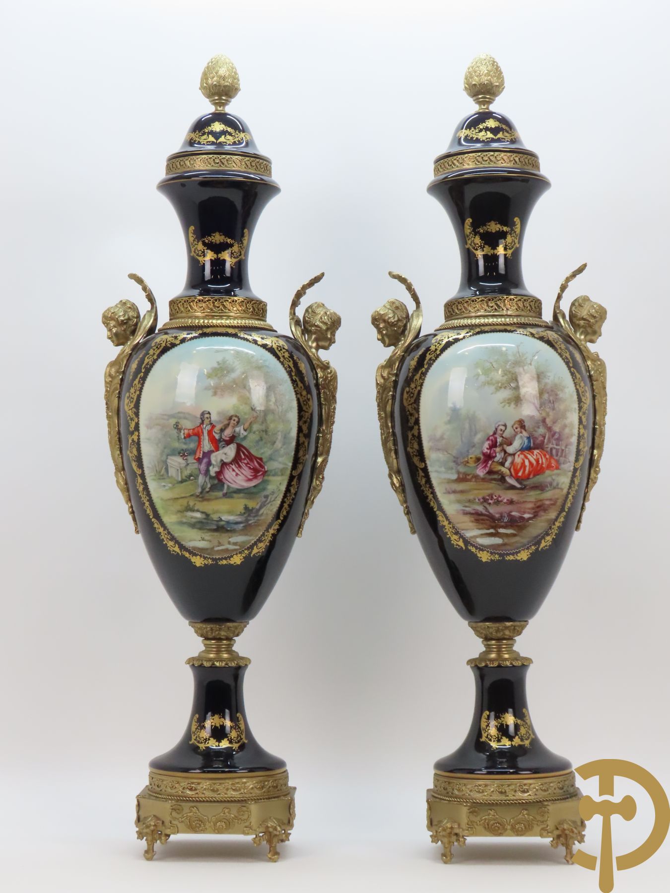 Paar Sèvres stijlvazen met geanimeerd romantisch decor, zijdelings bezet met bronzen medusahoofden, Rouly getekend