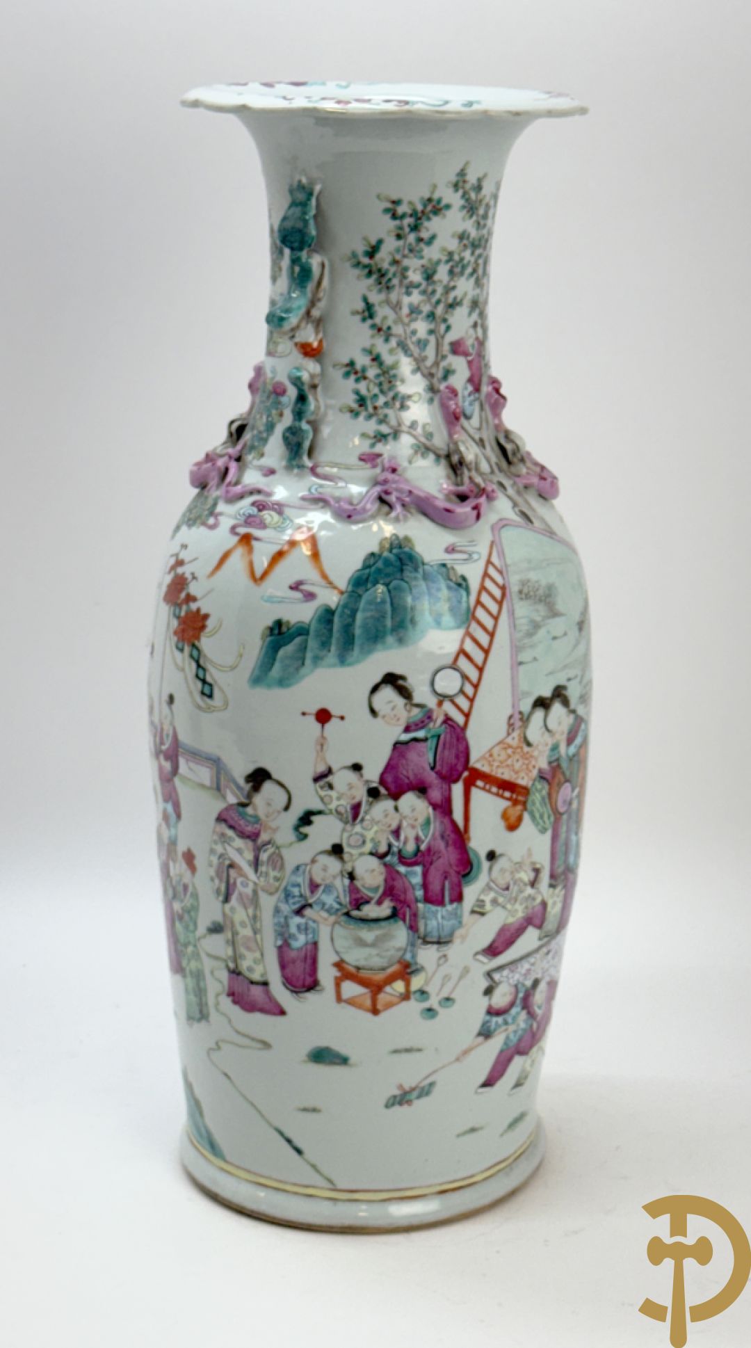 Chinese porseleinen vaas met dubbel decor van dieren, personages, dames en kinderen